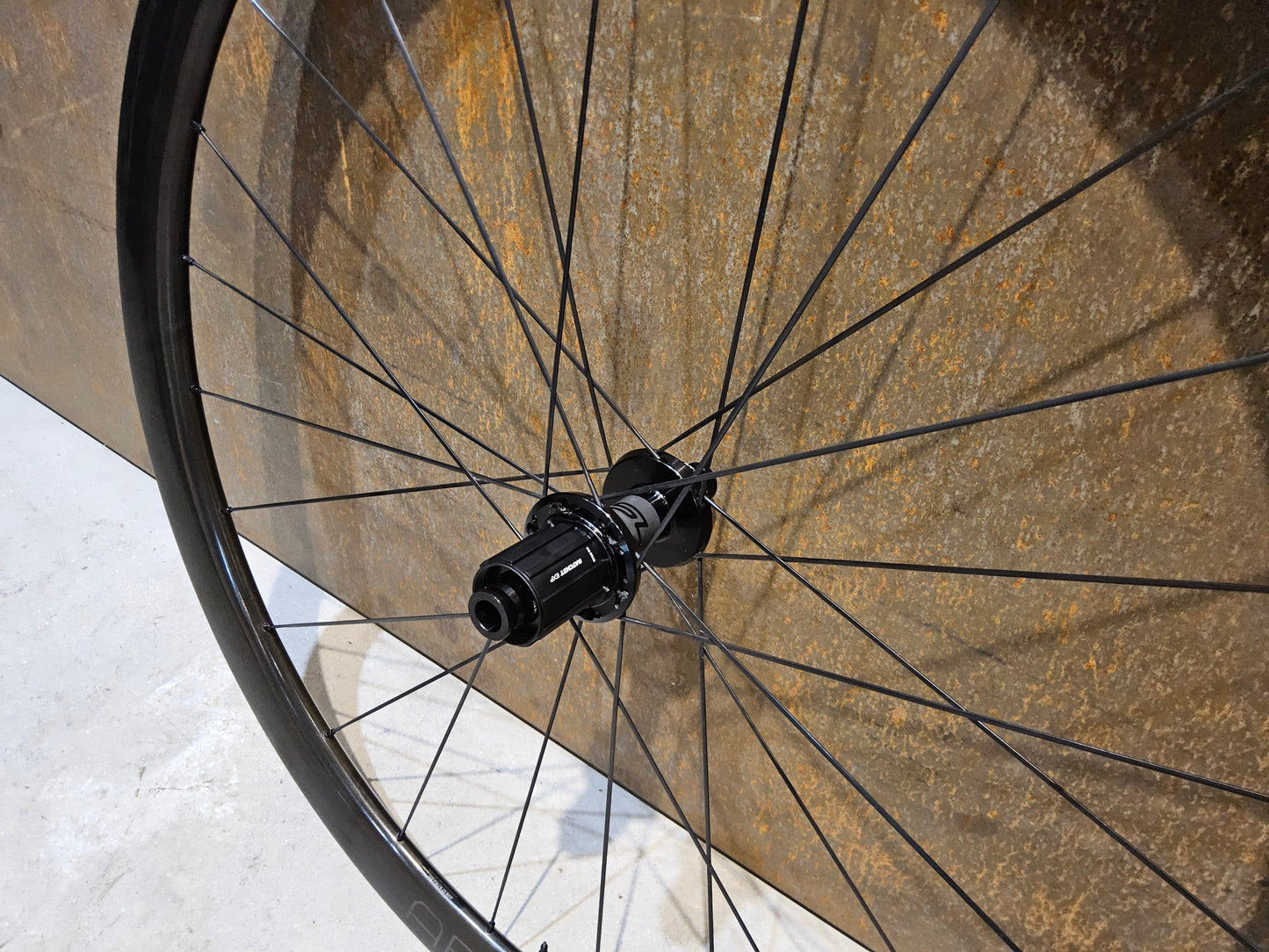 Laufrad/Laufradsatz von Bontrager, BONTRAGER AEOLUS RSL 37 TLR LAUFRADSATZ DISC vor USEDBIKES - OB.DE Hintergrund