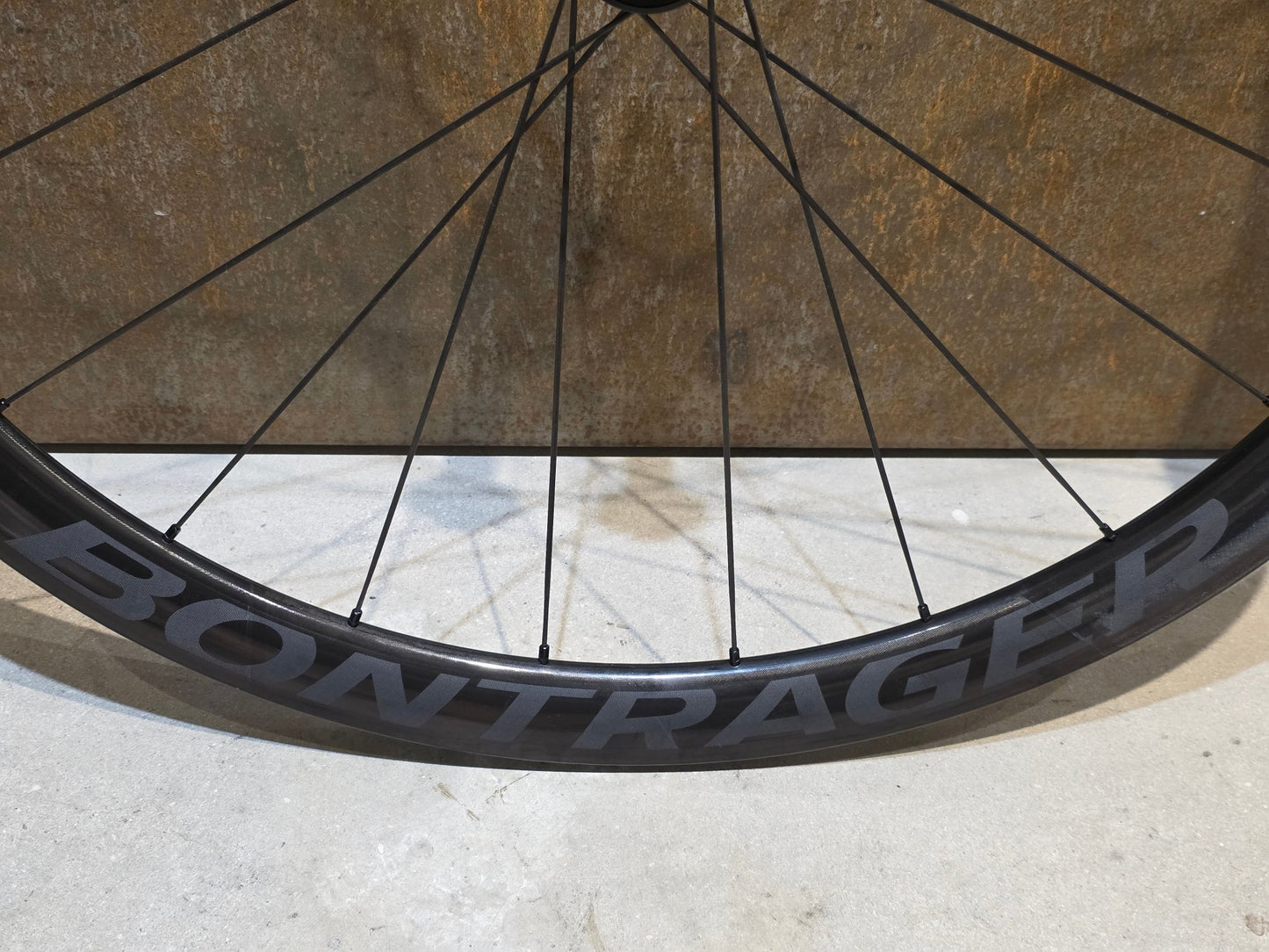 Laufrad/Laufradsatz von Bontrager, BONTRAGER AEOLUS RSL 37 TLR LAUFRADSATZ DISC vor USEDBIKES - OB.DE Hintergrund