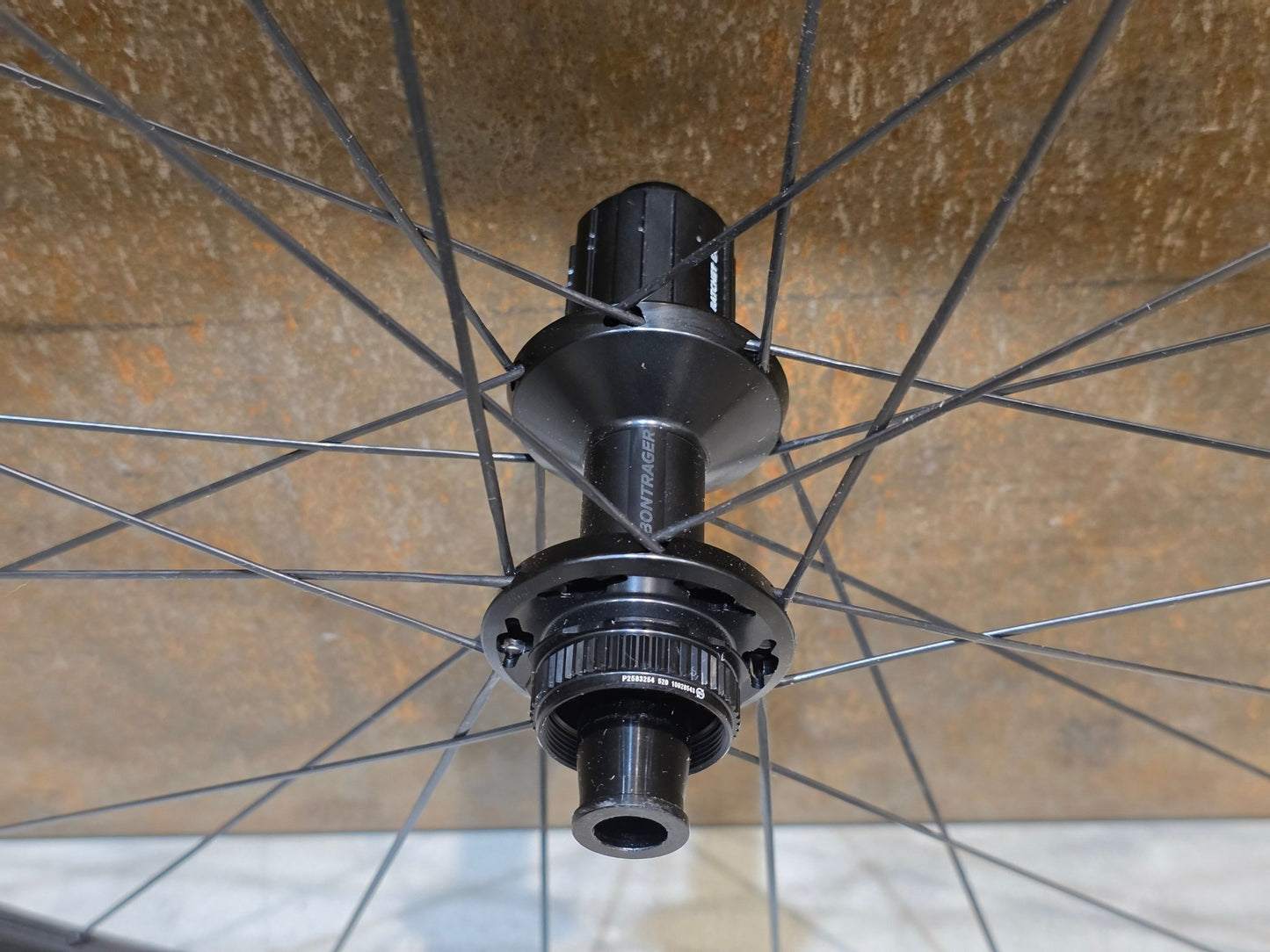 Laufrad/Laufradsatz von Bontrager, BONTRAGER AEOLUS RSL 37 TLR LAUFRADSATZ DISC vor USEDBIKES - OB.DE Hintergrund