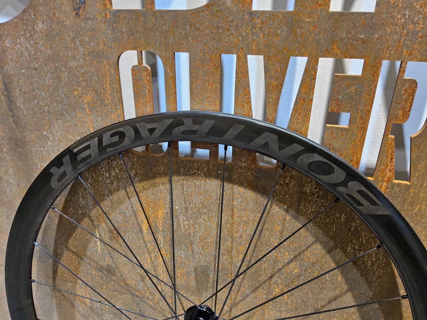 Laufrad/Laufradsatz von Bontrager, BONTRAGER AEOLUS RSL 37 TLR LAUFRADSATZ DISC vor USEDBIKES - OB.DE Hintergrund