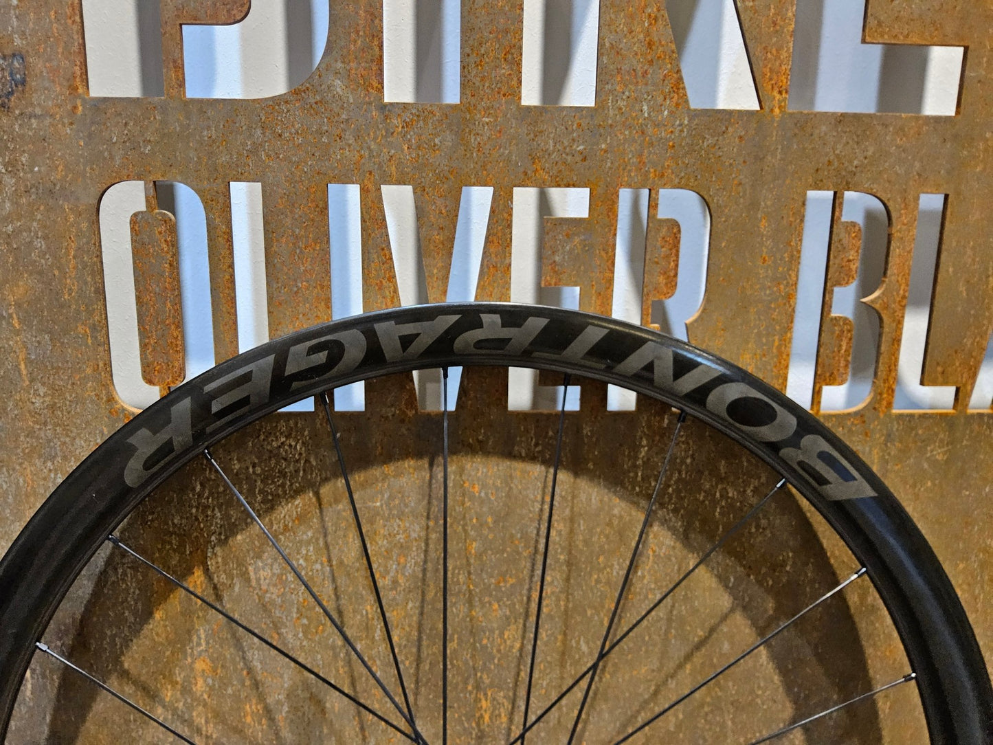 Laufrad/Laufradsatz von Bontrager, BONTRAGER AEOLUS RSL 37 TLR LAUFRADSATZ DISC vor USEDBIKES - OB.DE Hintergrund