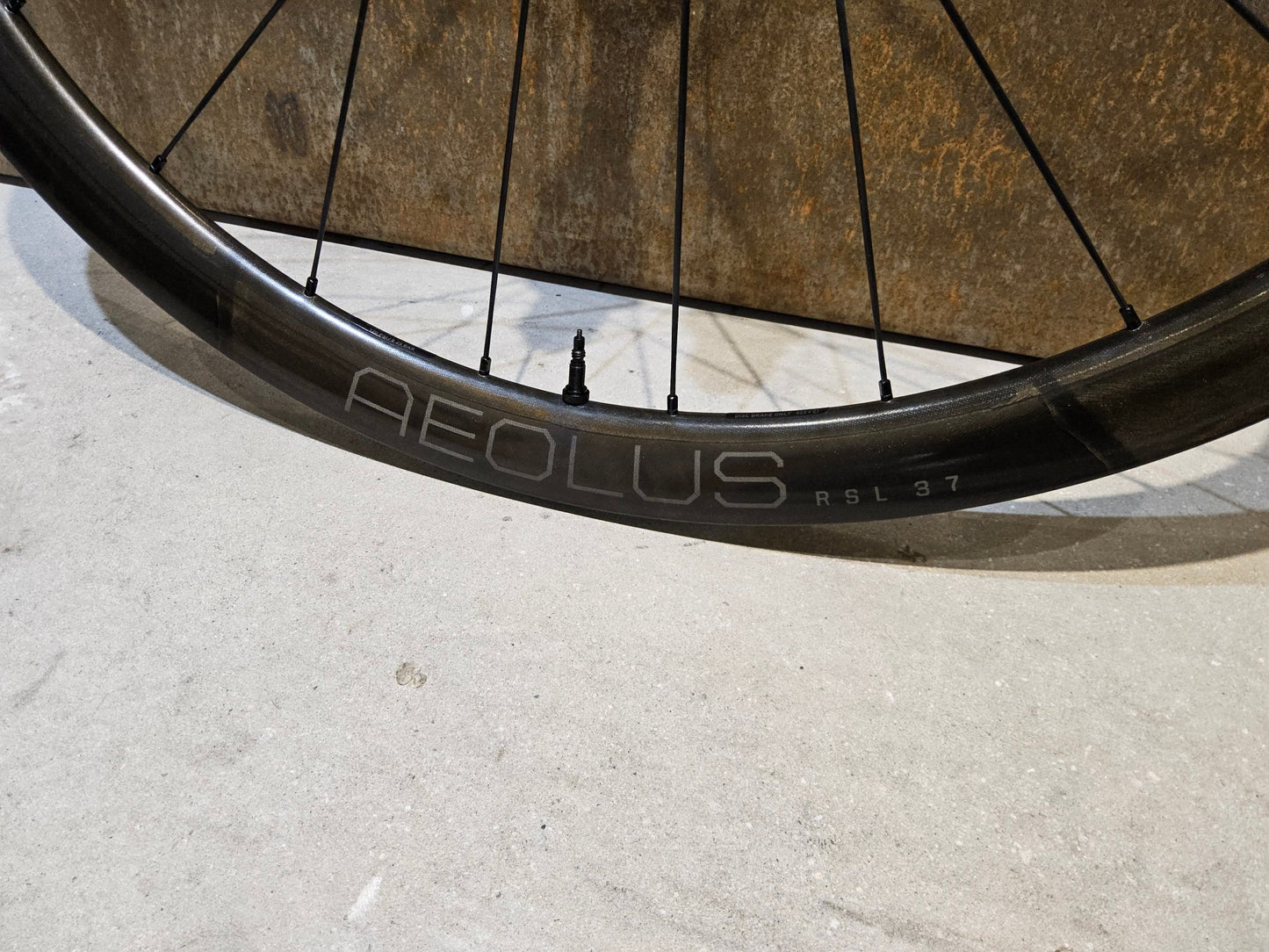 Laufrad/Laufradsatz von Bontrager, BONTRAGER AEOLUS RSL 37 TLR LAUFRADSATZ DISC vor USEDBIKES - OB.DE Hintergrund