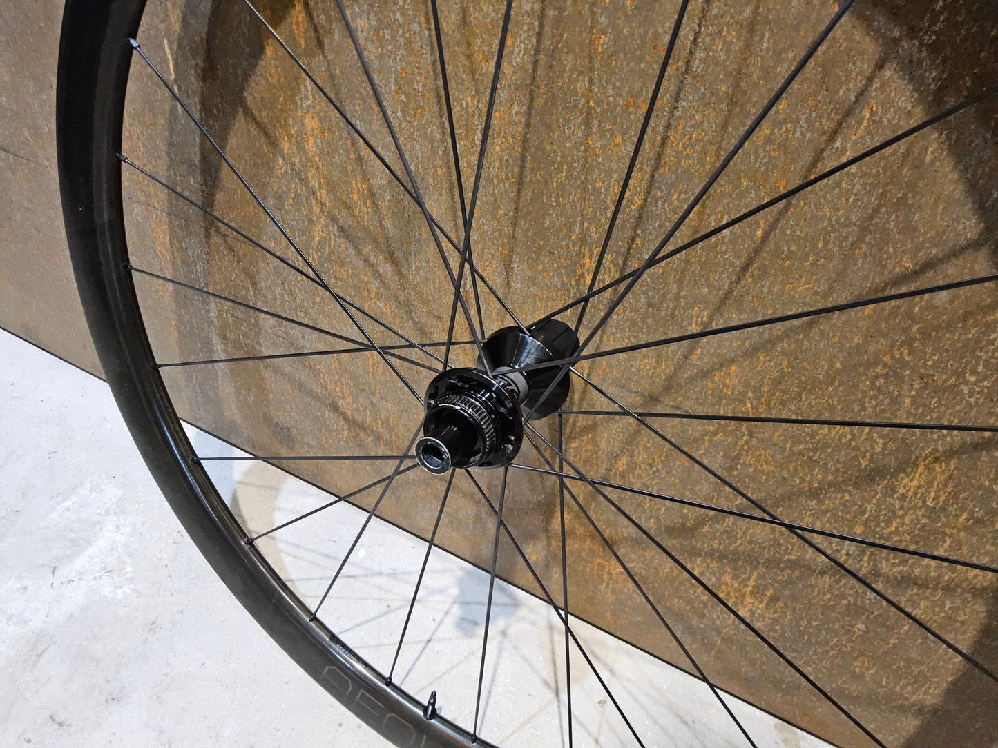 Laufrad/Laufradsatz von Bontrager, BONTRAGER AEOLUS RSL 37 TLR LAUFRADSATZ DISC vor USEDBIKES - OB.DE Hintergrund