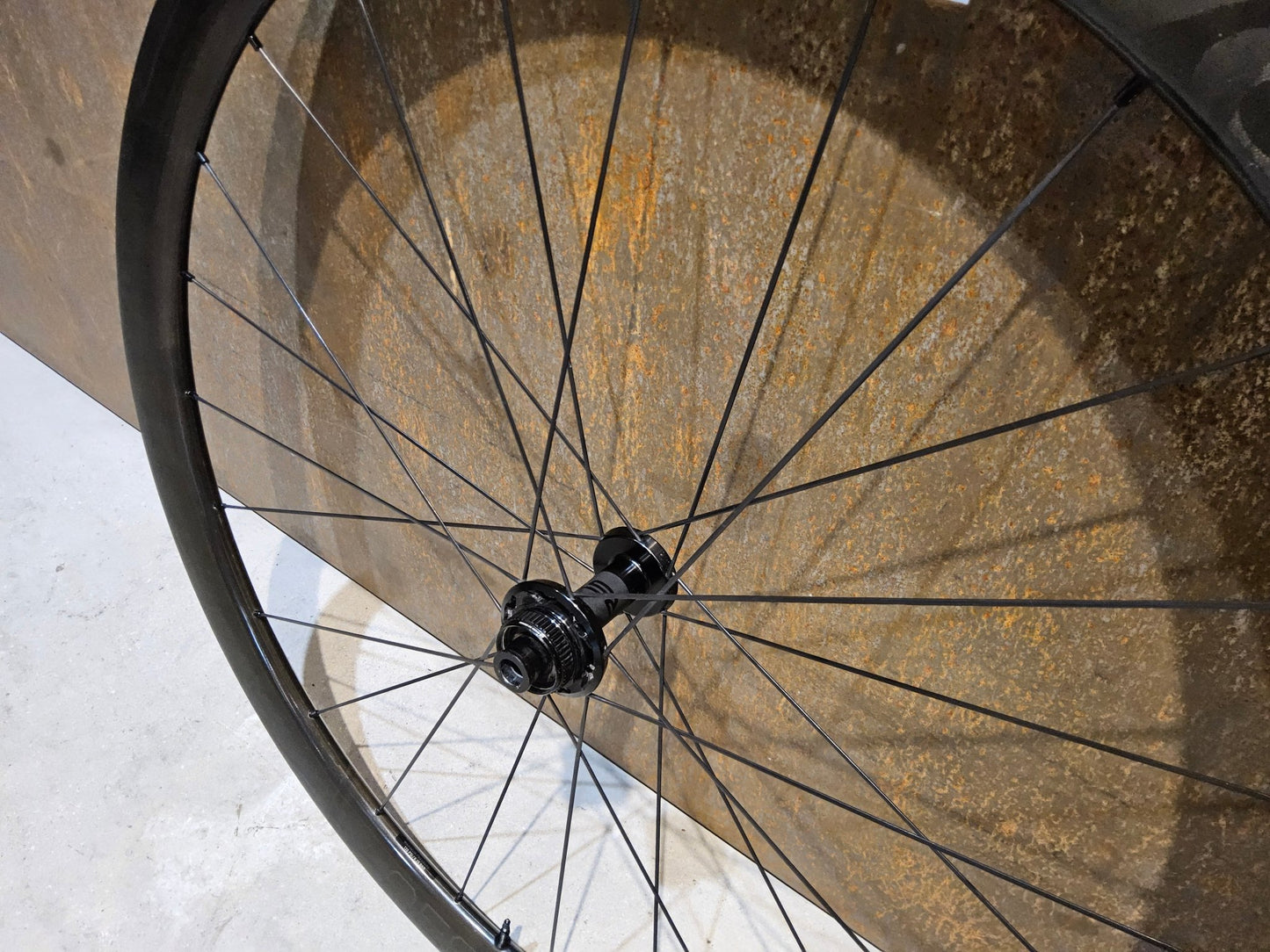 Laufrad/Laufradsatz von Bontrager, BONTRAGER AEOLUS RSL 37 TLR LAUFRADSATZ DISC vor USEDBIKES - OB.DE Hintergrund