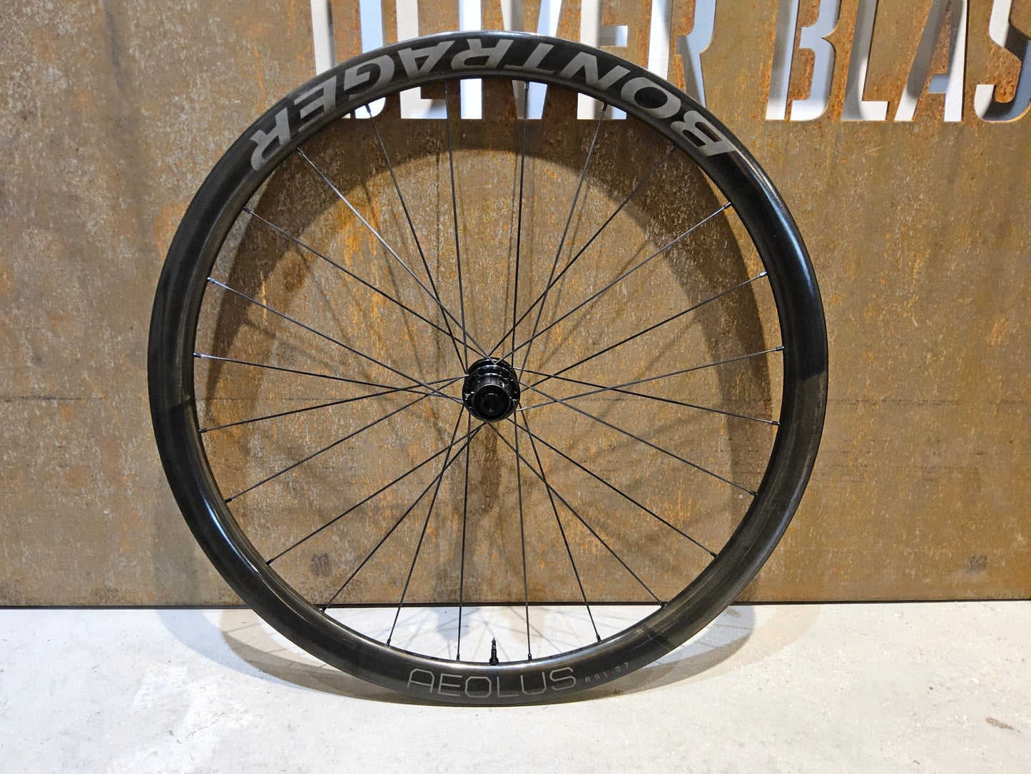 Laufrad/Laufradsatz von Bontrager, BONTRAGER AEOLUS RSL 37 TLR LAUFRADSATZ DISC vor USEDBIKES - OB.DE Hintergrund