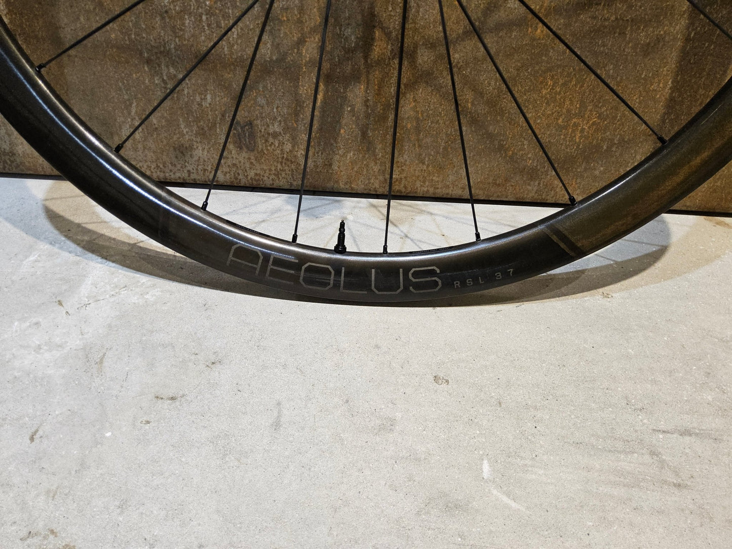 Laufrad/Laufradsatz von Bontrager, BONTRAGER AEOLUS RSL 37 TLR LAUFRADSATZ DISC vor USEDBIKES - OB.DE Hintergrund