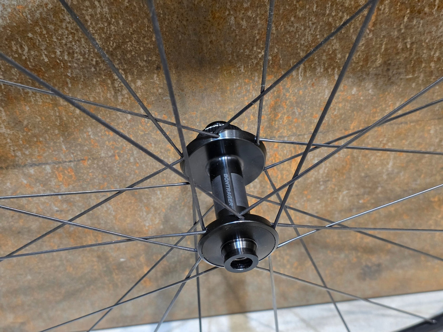 Laufrad/Laufradsatz von Bontrager, BONTRAGER AEOLUS RSL 37 TLR LAUFRADSATZ DISC vor USEDBIKES - OB.DE Hintergrund
