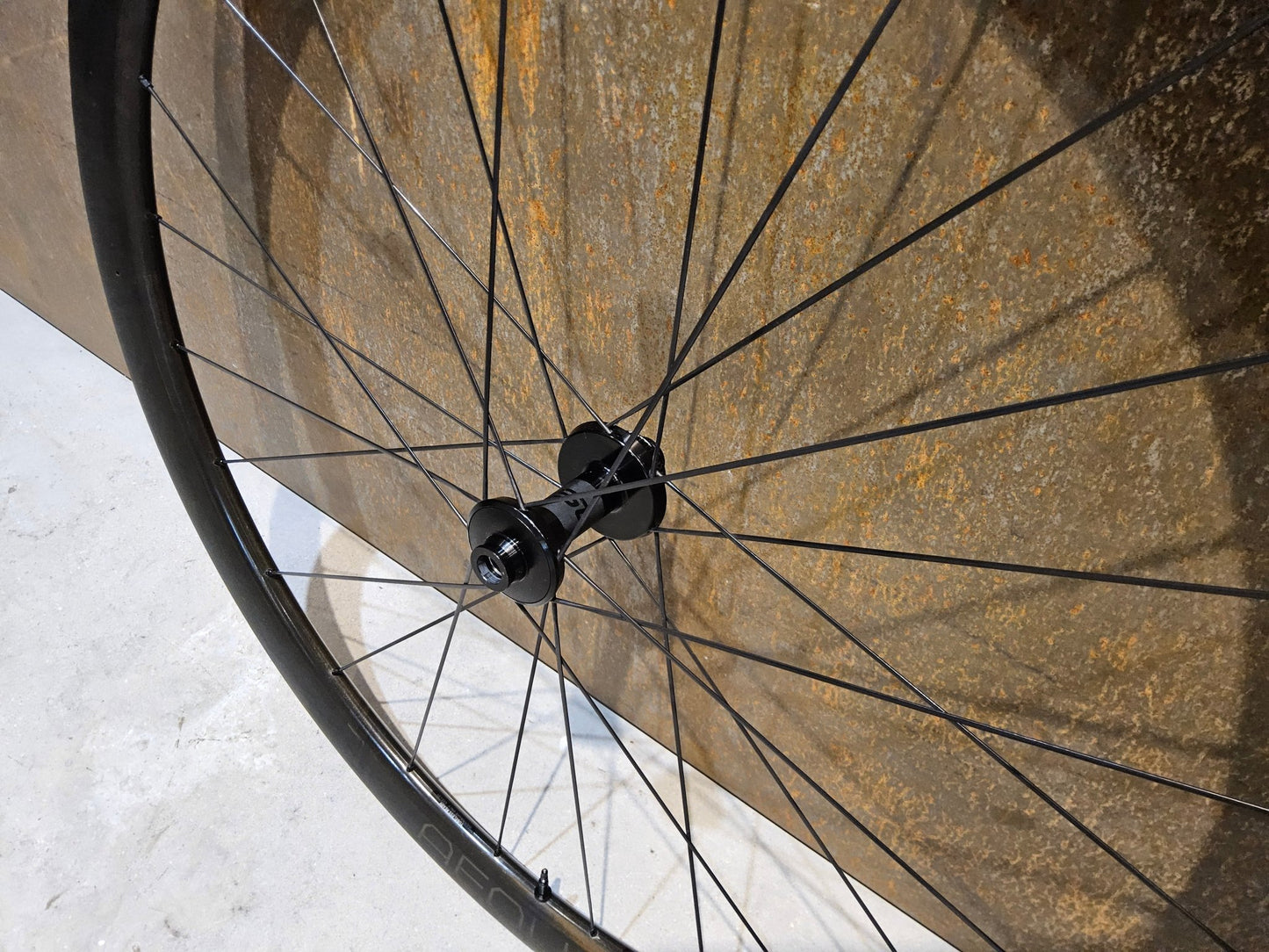 Laufrad/Laufradsatz von Bontrager, BONTRAGER AEOLUS RSL 37 TLR LAUFRADSATZ DISC vor USEDBIKES - OB.DE Hintergrund