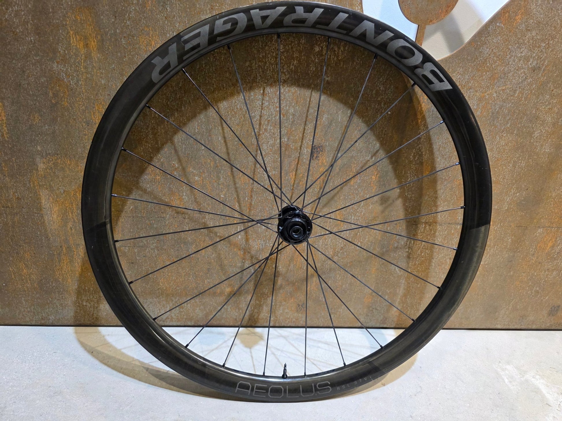 Laufrad/Laufradsatz von Bontrager, BONTRAGER AEOLUS RSL 37V TLR LAUFRADSATZ DISC vor USEDBIKES - OB.DE Hintergrund