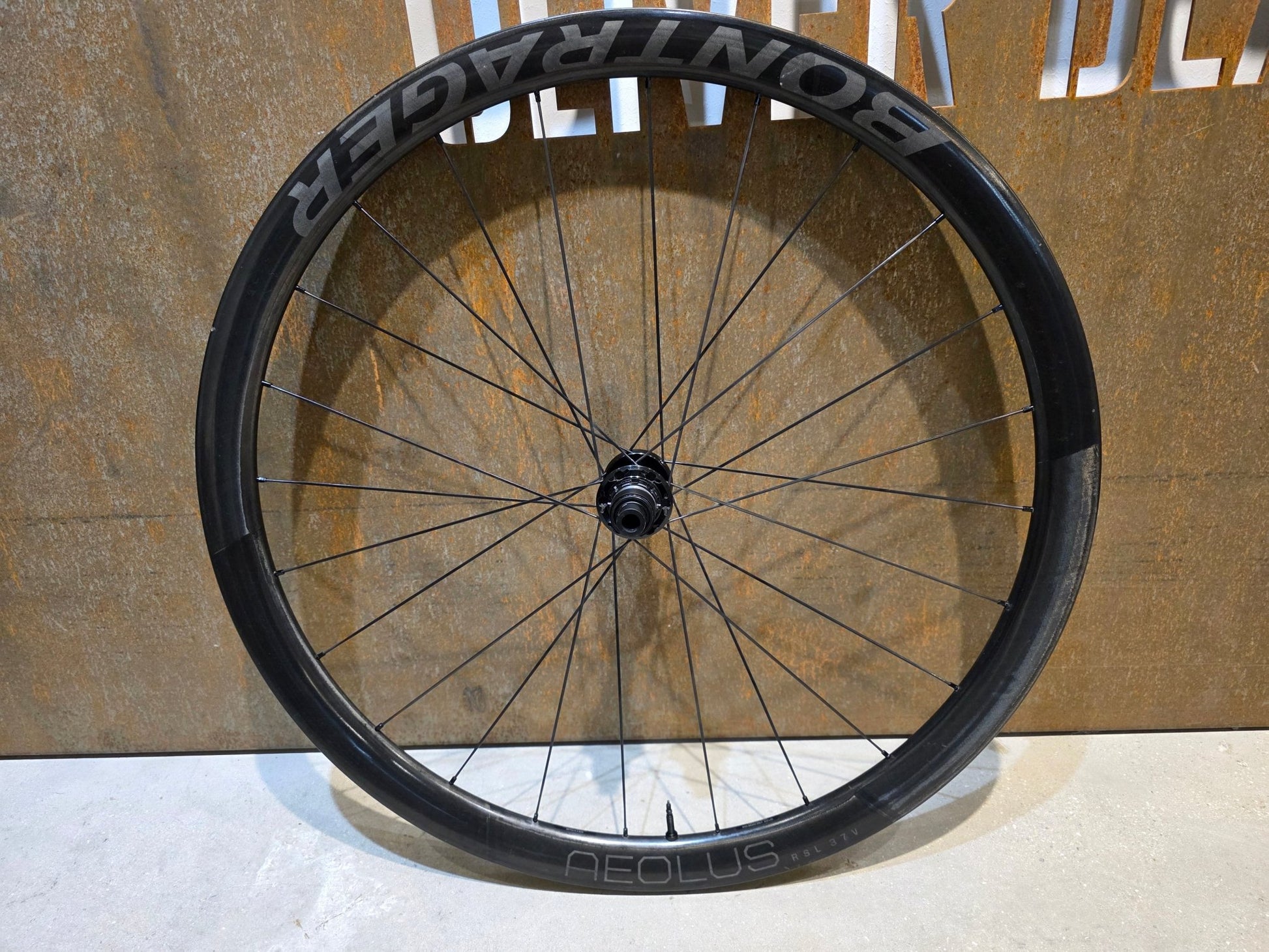 Laufrad/Laufradsatz von Bontrager, BONTRAGER AEOLUS RSL 37V TLR LAUFRADSATZ DISC vor USEDBIKES - OB.DE Hintergrund