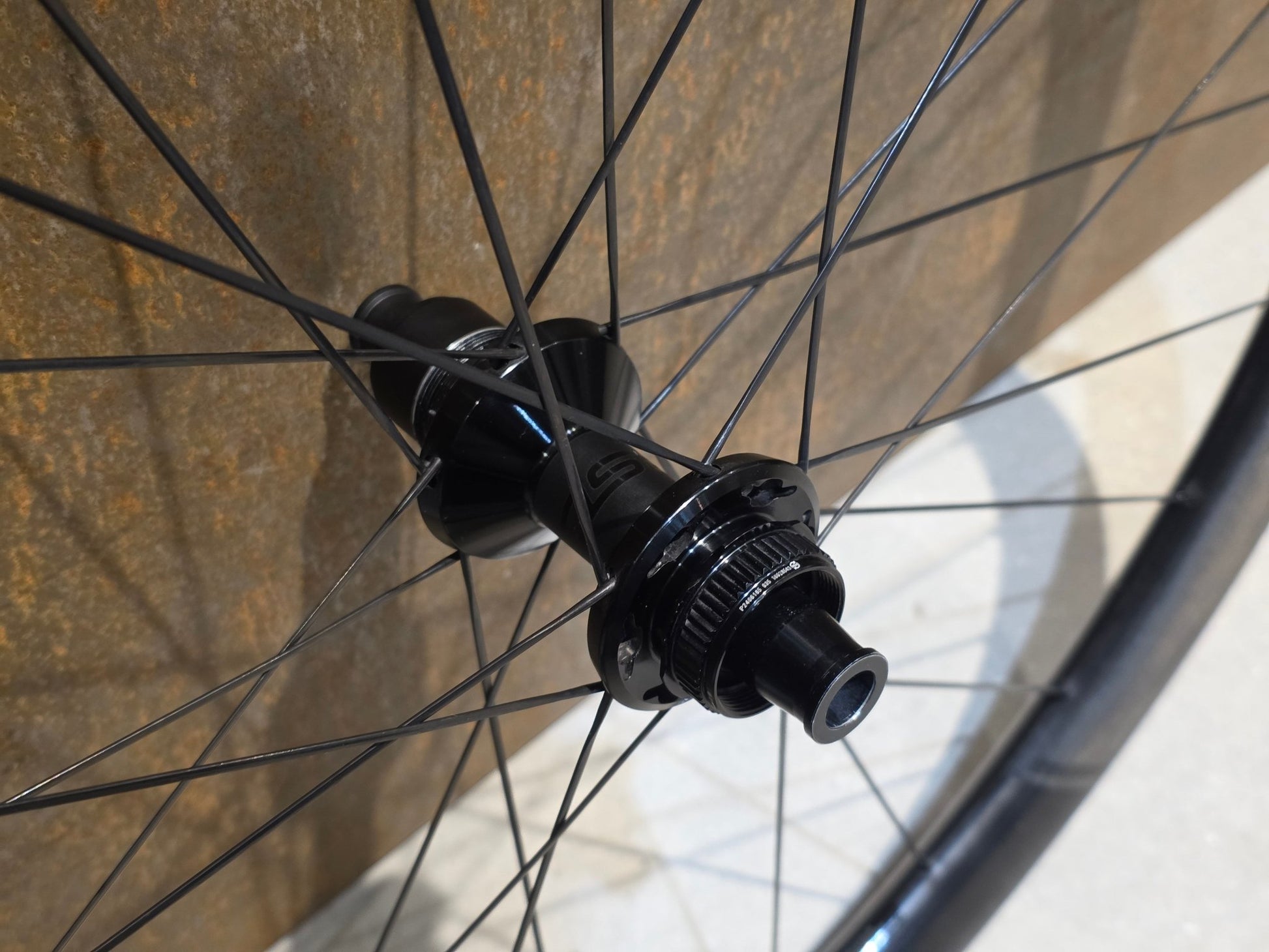 Laufrad/Laufradsatz von Bontrager, BONTRAGER AEOLUS RSL 37V TLR LAUFRADSATZ DISC vor USEDBIKES - OB.DE Hintergrund