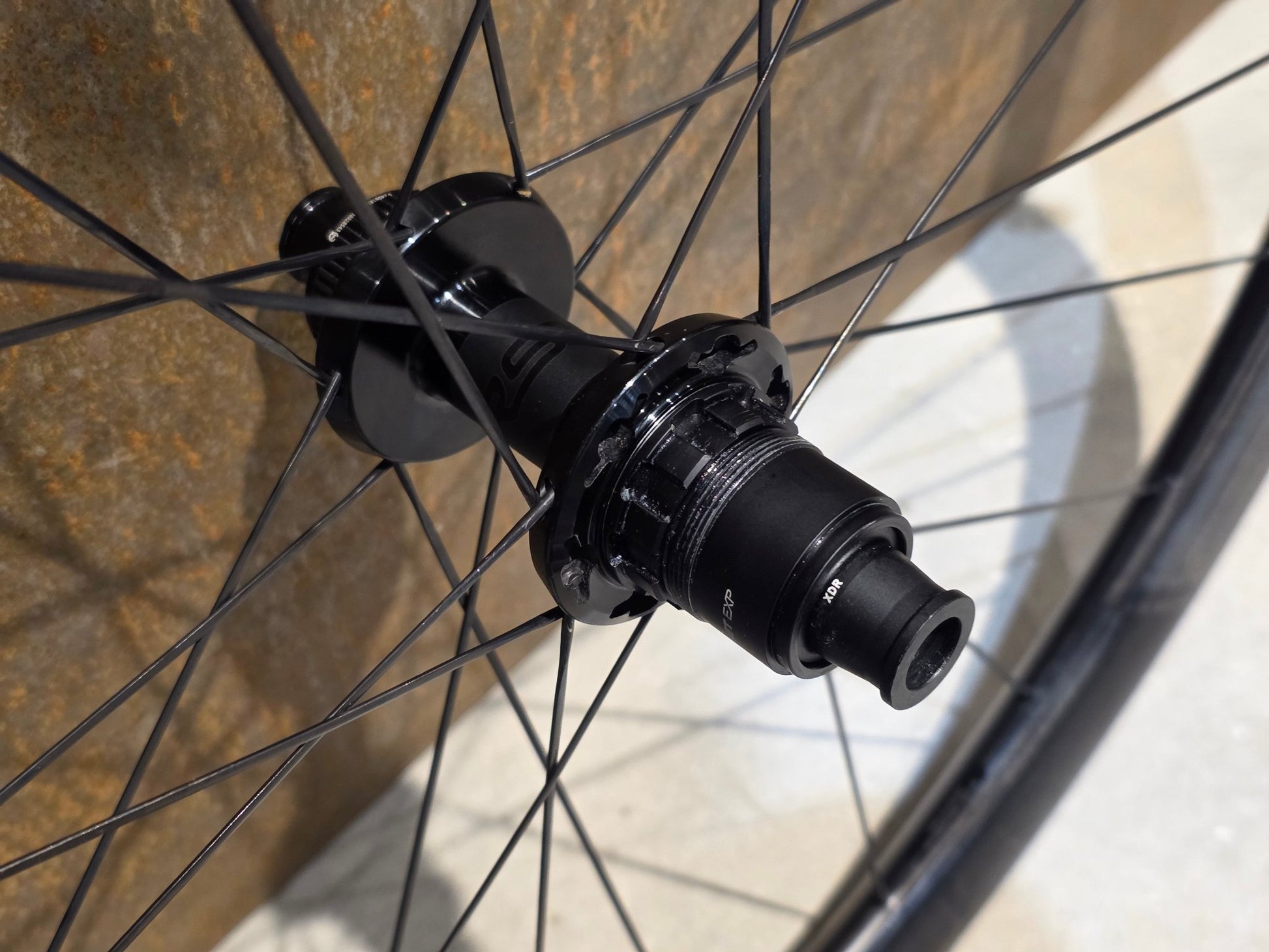 Laufrad/Laufradsatz von Bontrager, BONTRAGER AEOLUS RSL 37V TLR LAUFRADSATZ DISC vor USEDBIKES - OB.DE Hintergrund