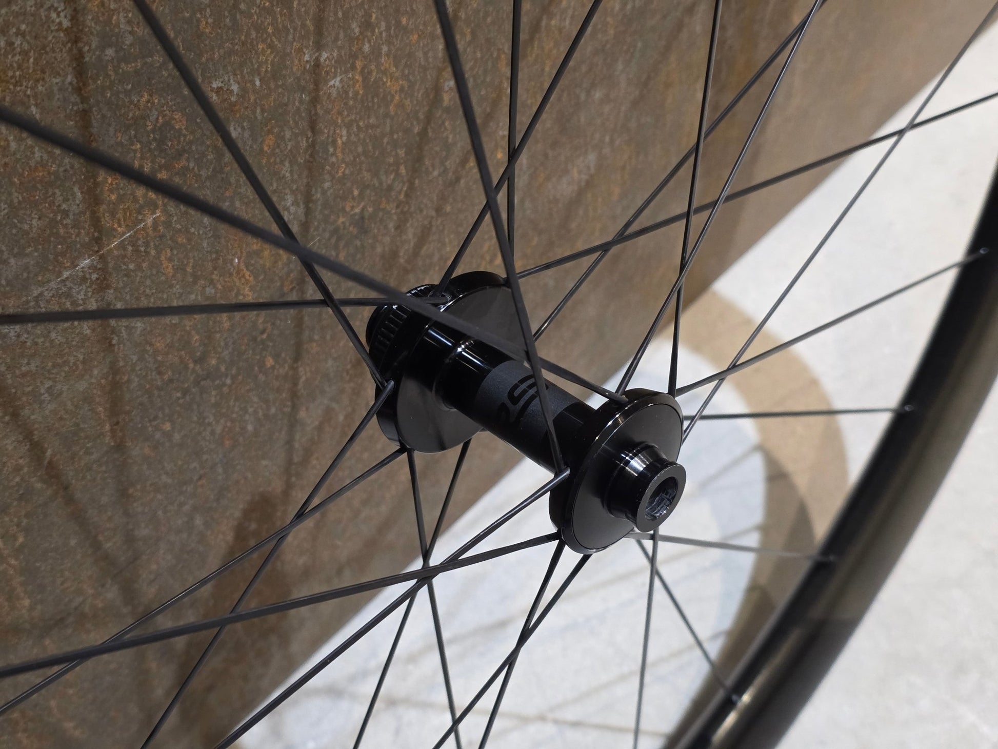 Laufrad/Laufradsatz von Bontrager, BONTRAGER AEOLUS RSL 37V TLR LAUFRADSATZ DISC vor USEDBIKES - OB.DE Hintergrund