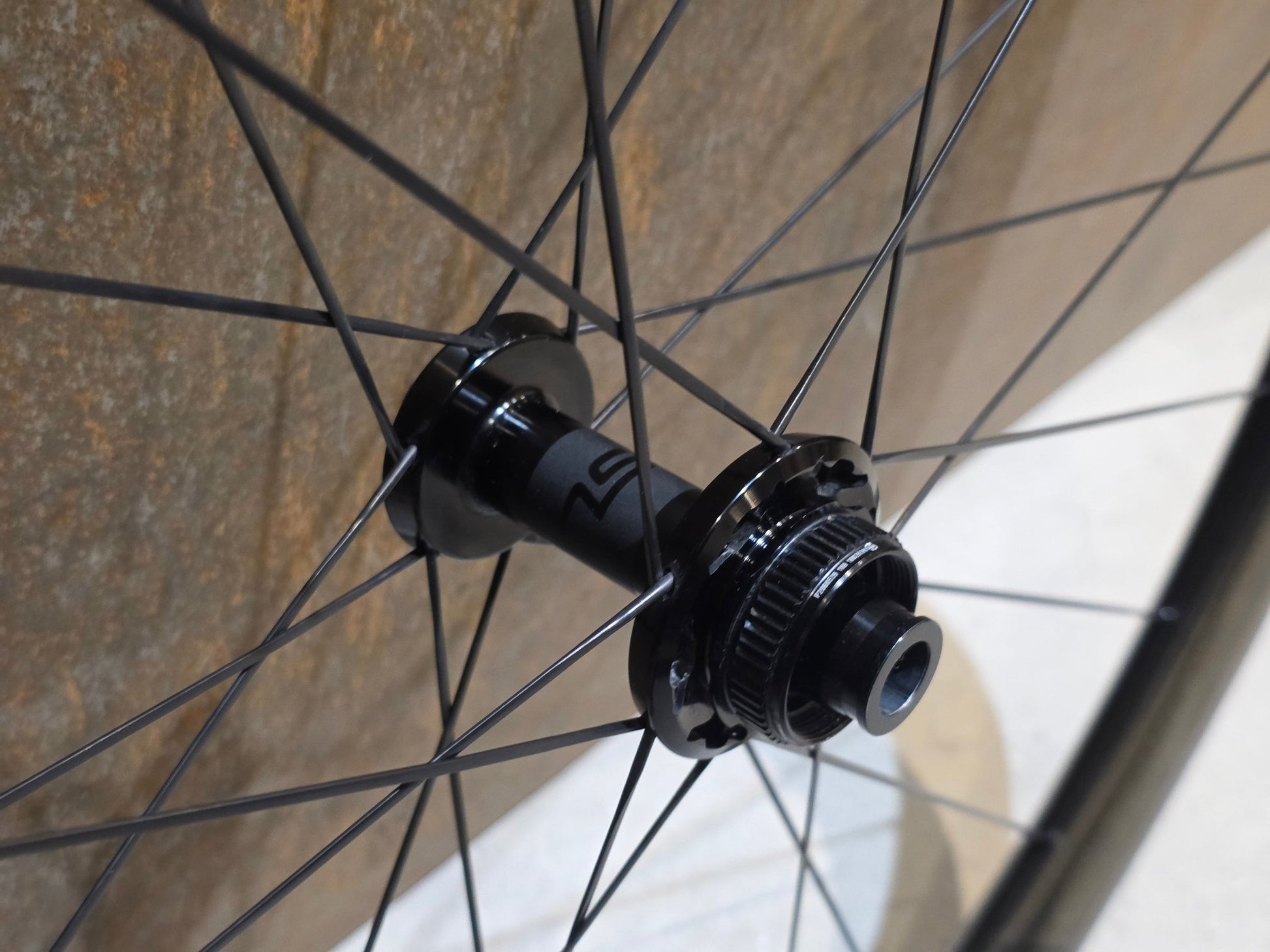 Laufrad/Laufradsatz von Bontrager, BONTRAGER AEOLUS RSL 37V TLR LAUFRADSATZ DISC vor USEDBIKES - OB.DE Hintergrund