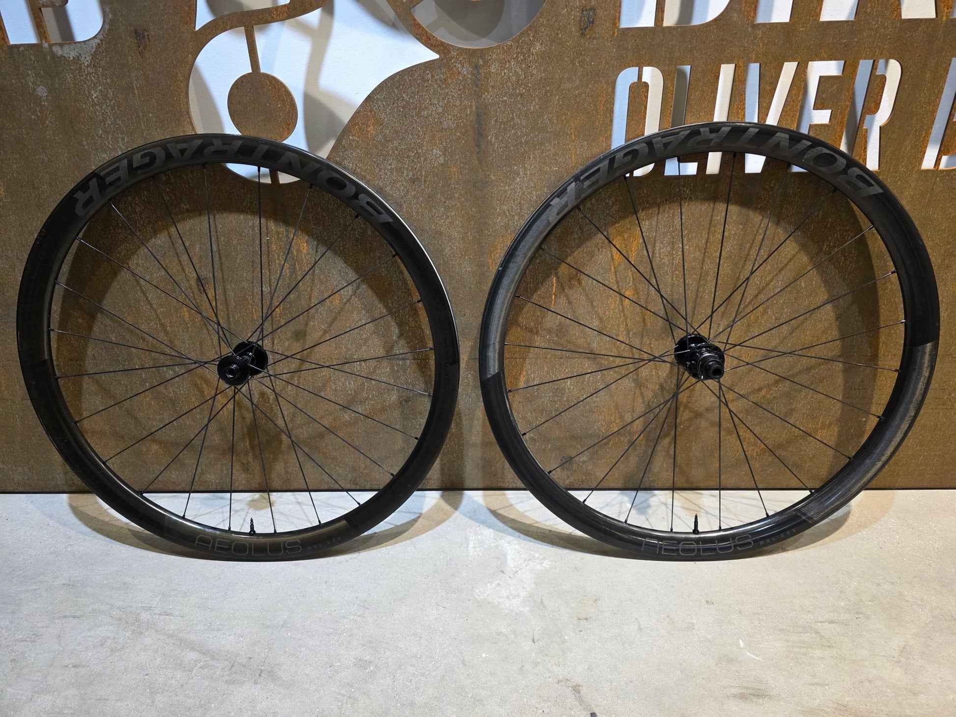 Laufrad/Laufradsatz von Bontrager, BONTRAGER AEOLUS RSL 37V TLR LAUFRADSATZ DISC vor USEDBIKES - OB.DE Hintergrund