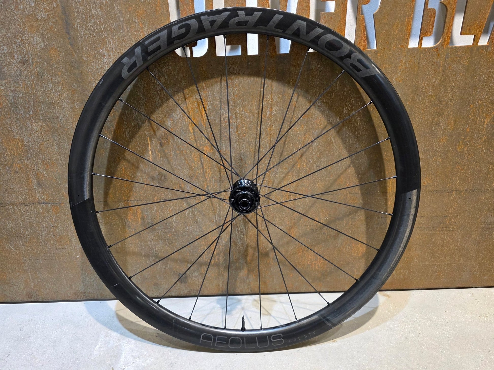 Laufrad/Laufradsatz von Bontrager, BONTRAGER AEOLUS RSL 37V TLR LAUFRADSATZ DISC vor USEDBIKES - OB.DE Hintergrund