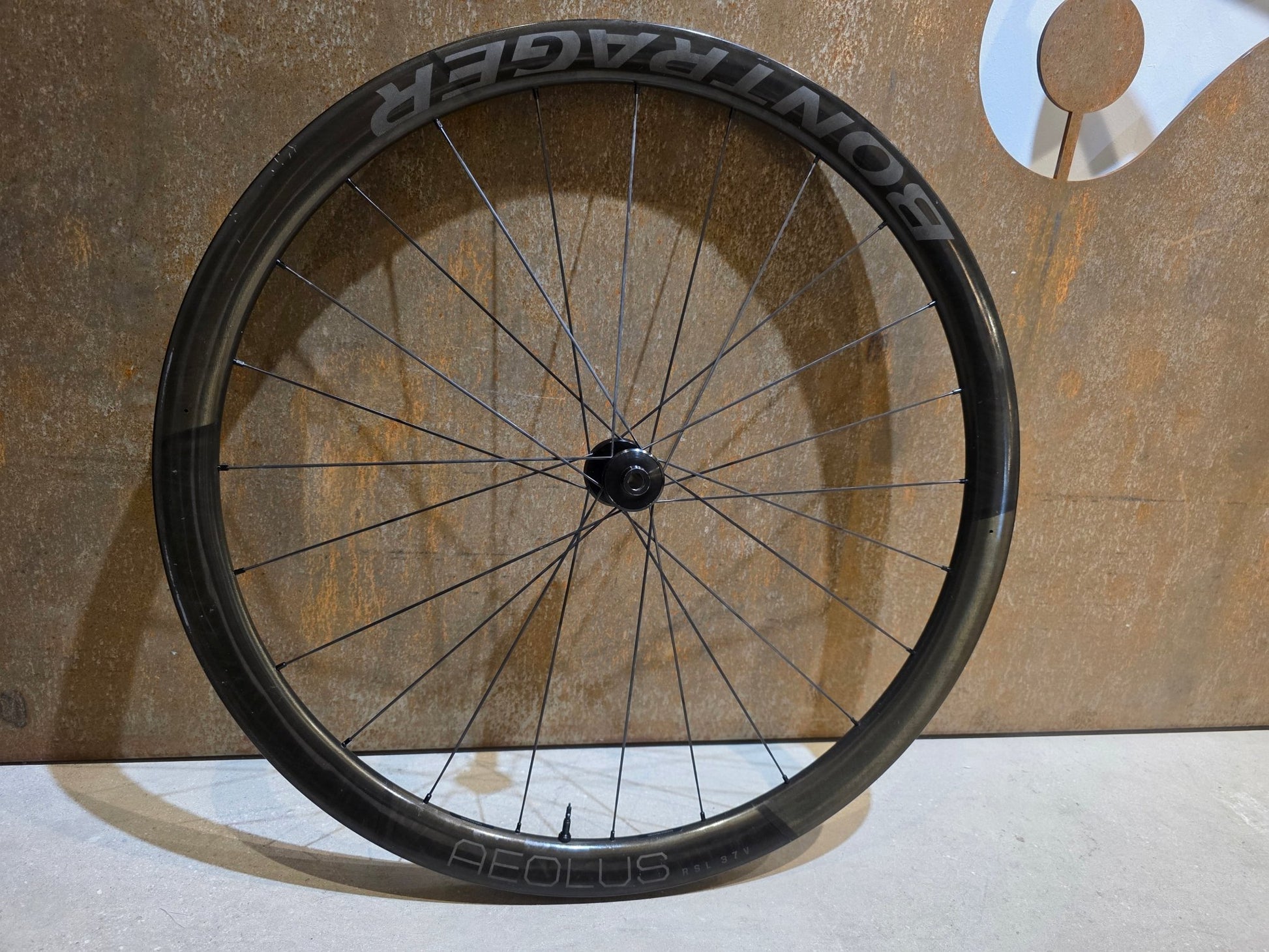 Laufrad/Laufradsatz von Bontrager, BONTRAGER AEOLUS RSL 37V TLR LAUFRADSATZ DISC vor USEDBIKES - OB.DE Hintergrund