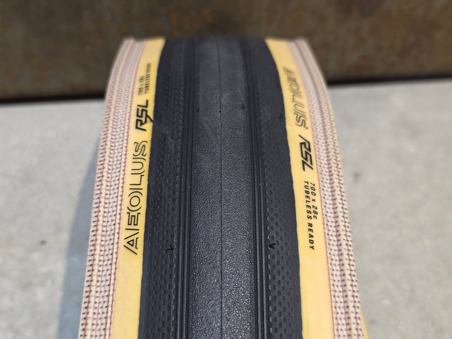 Reifen von Bontrager, BONTRAGER AEOLUS RSL TLR RENNRADREIFEN 700C X 28MM BLACK / TAN WALL in variant_title vor USEDBIKES - OB.DE Hintergrund