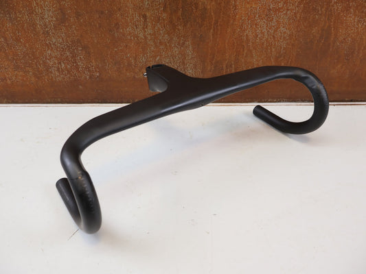 Lenker von Trek, BONTRAGER AEOLUS RSL VR C CARBON COCKPIT 420MM X 110MM vor USEDBIKES-OB.DE Hintergrund