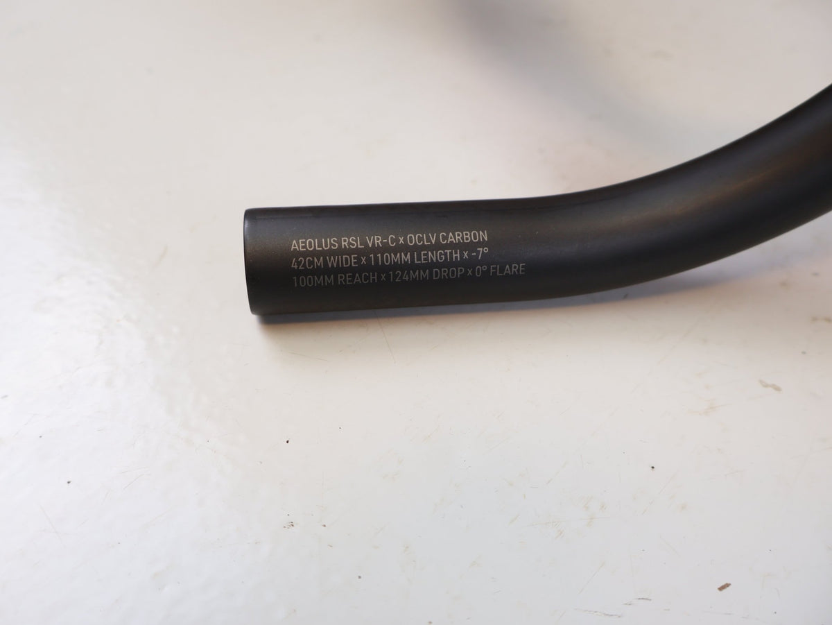Lenker von Trek, BONTRAGER AEOLUS RSL VR C CARBON COCKPIT 420MM X 110MM vor USEDBIKES-OB.DE Hintergrund