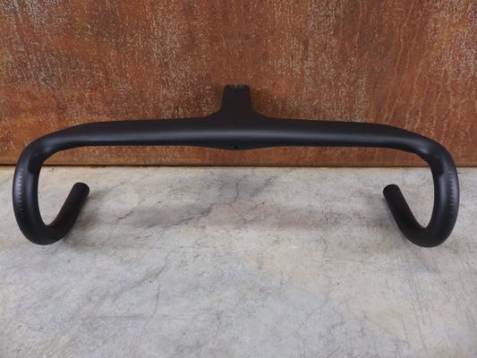 Lenker von Bontrager, BONTRAGER / AEOLUS RSL VR - C / OCLV CARBON LENKER - VORBAU - EINHEIT / 440 MM X 120 MM / 302 G vor USEDBIKES - OB.DE Hintergrund