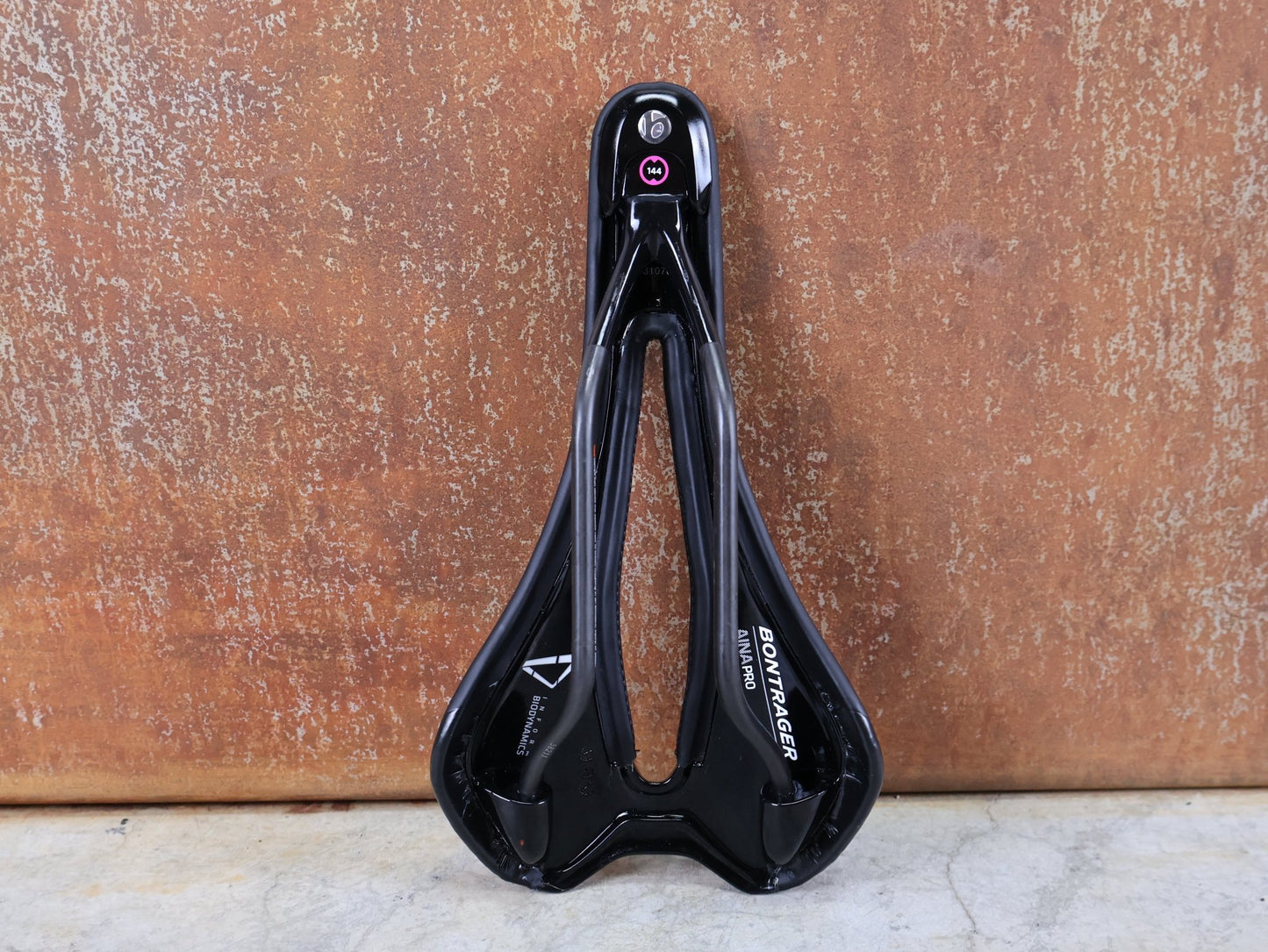 Sattel von Bontrager, BONTRAGER AJNA PRO CARBON SATTEL / DAMEN – CARBONSTREBEN – 270 × 144 MM vor USEDBIKES - OB.DE Hintergrund