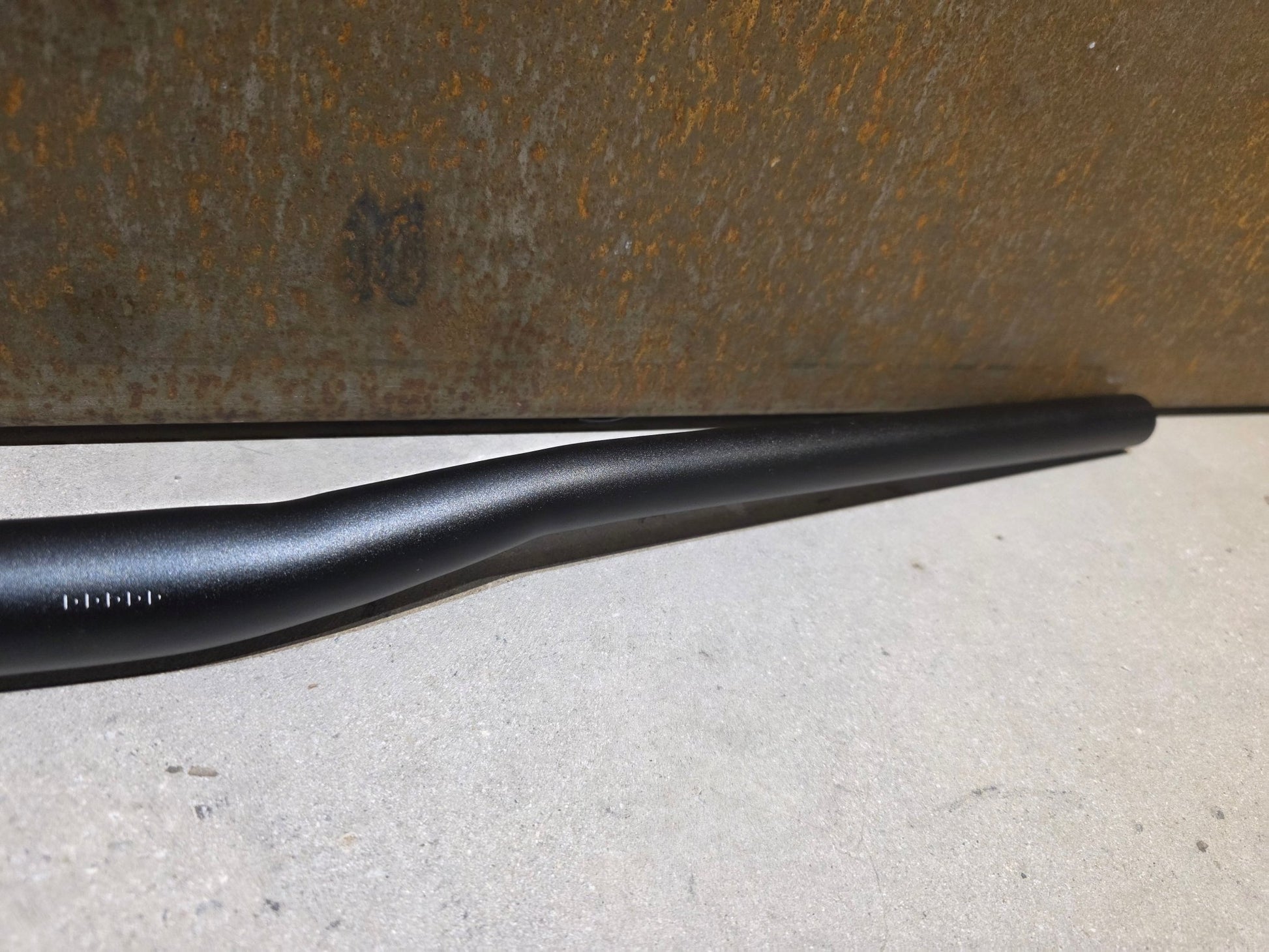 Lenker von Bontrager, BONTRAGER APPROVED 31.8MM LOW - RISE MOUNTAINBIKE LENKER 745MM vor USEDBIKES - OB.DE Hintergrund