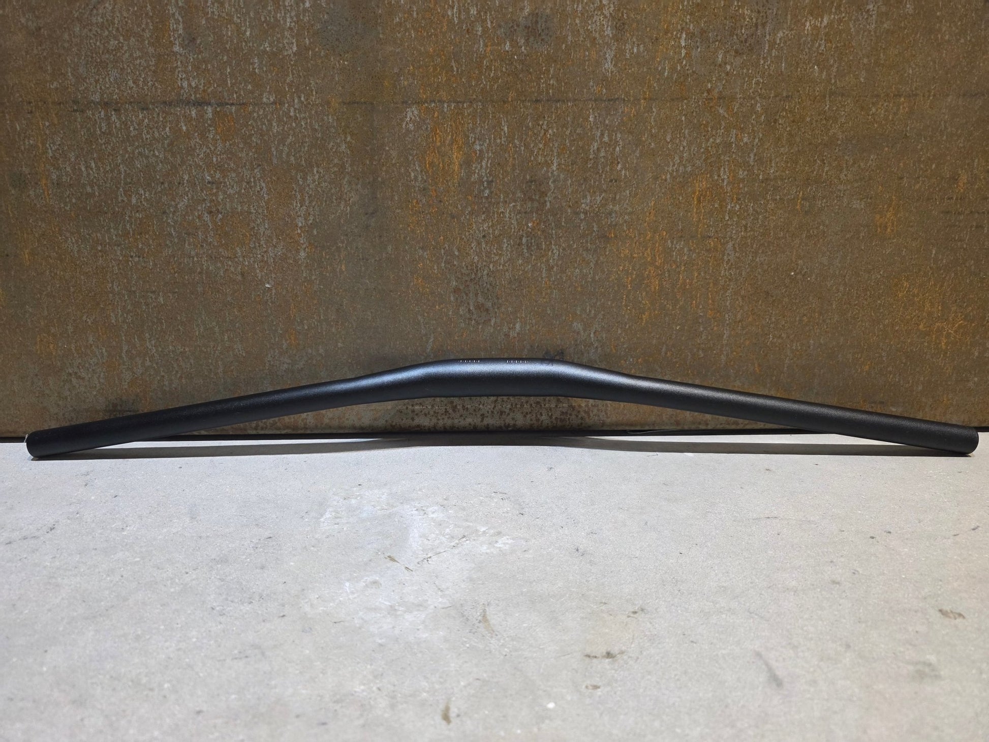 Lenker von Bontrager, BONTRAGER APPROVED 31.8MM LOW - RISE MOUNTAINBIKE LENKER 745MM vor USEDBIKES - OB.DE Hintergrund