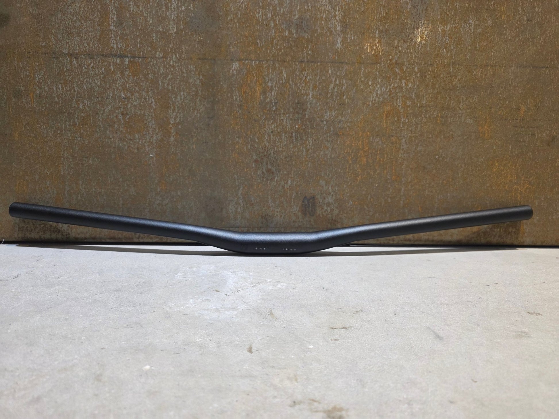 Lenker von Bontrager, BONTRAGER APPROVED 31.8MM LOW - RISE MOUNTAINBIKE LENKER 745MM vor USEDBIKES - OB.DE Hintergrund