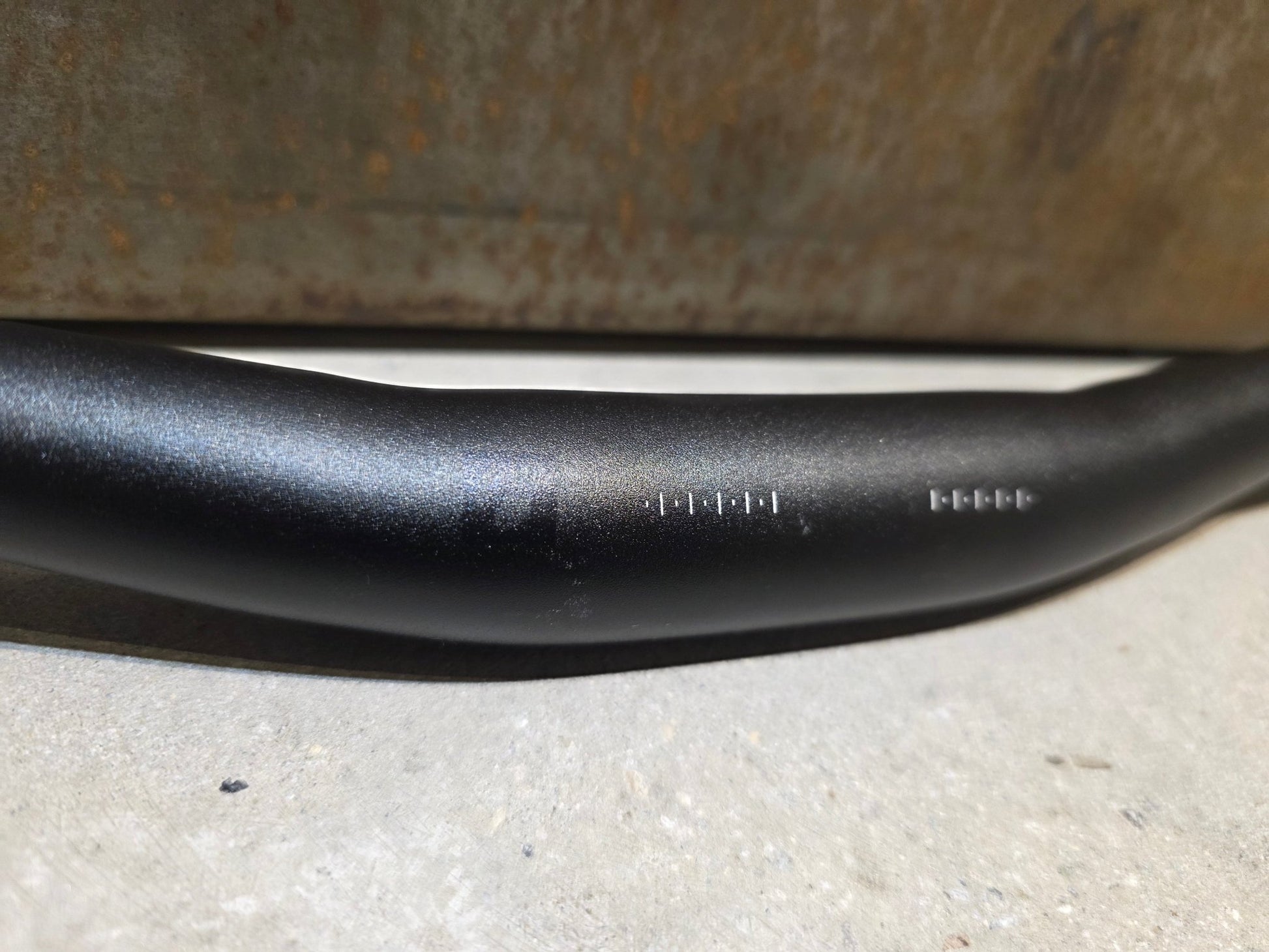 Lenker von Bontrager, BONTRAGER APPROVED 31.8MM LOW - RISE MOUNTAINBIKE LENKER 745MM vor USEDBIKES - OB.DE Hintergrund