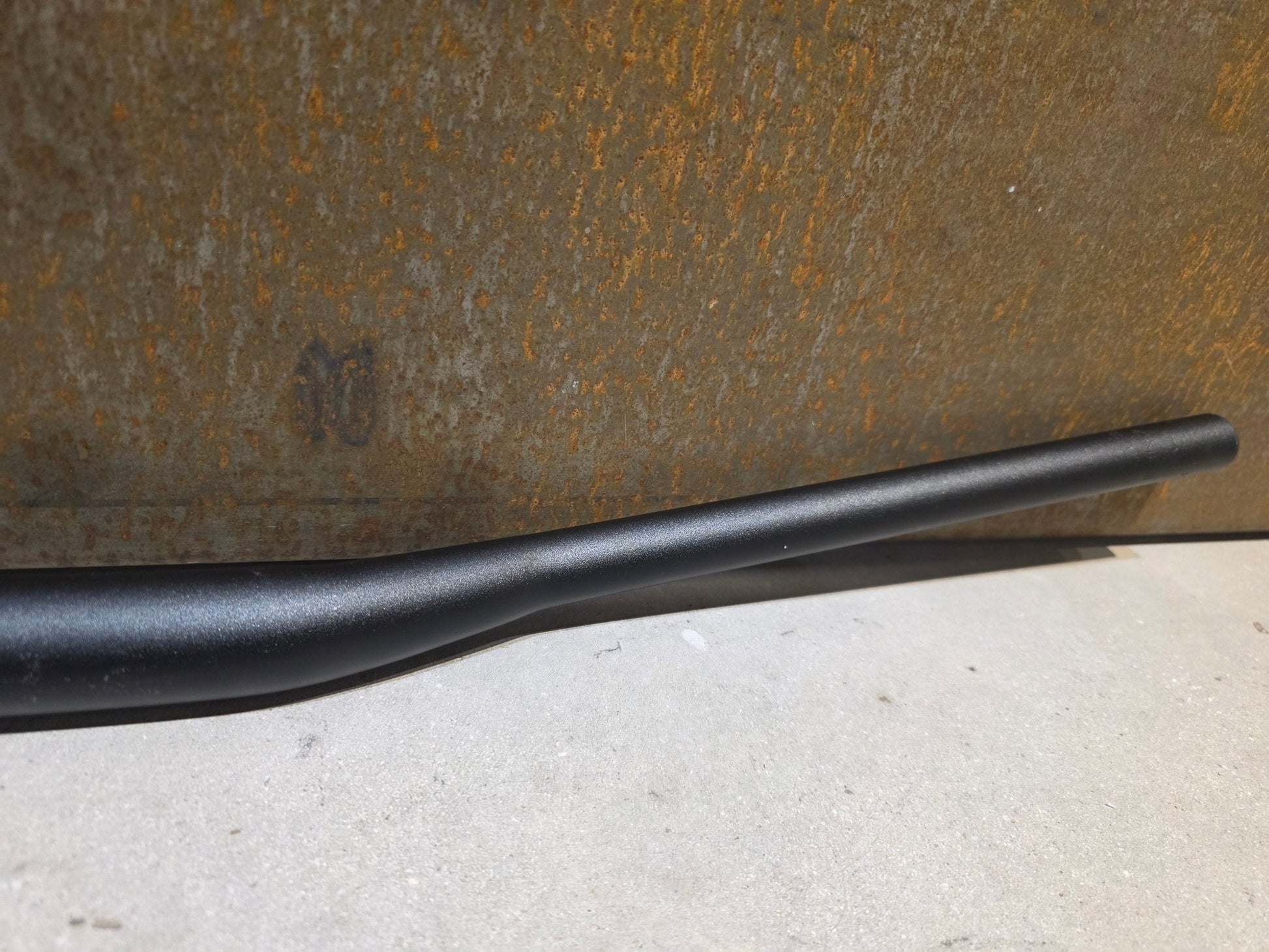 Lenker von Bontrager, BONTRAGER APPROVED 31.8MM LOW - RISE MOUNTAINBIKE LENKER 745MM vor USEDBIKES - OB.DE Hintergrund