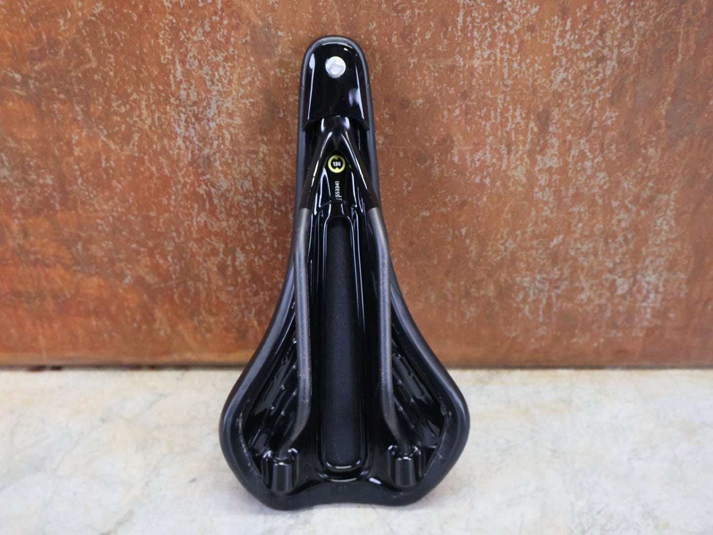 Sattel von Bontrager, BONTRAGER ARVADA PRO SATTEL SCHWARZ 270X138 MM vor USEDBIKES - OB.DE Hintergrund