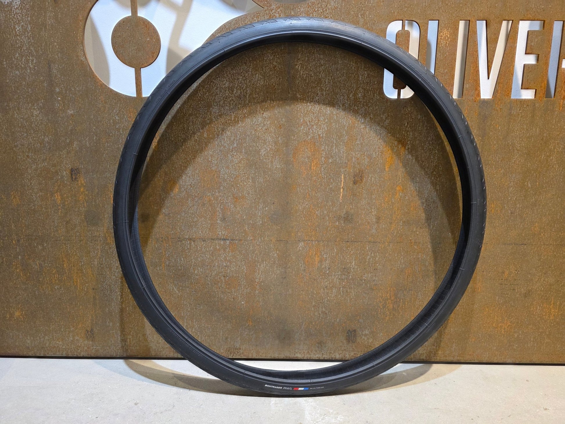 Reifen von Bontrager, BONTRAGER AW1 HARD - CASE RENNRADREIFEN 700C X 32MM vor USEDBIKES - OB.DE Hintergrund