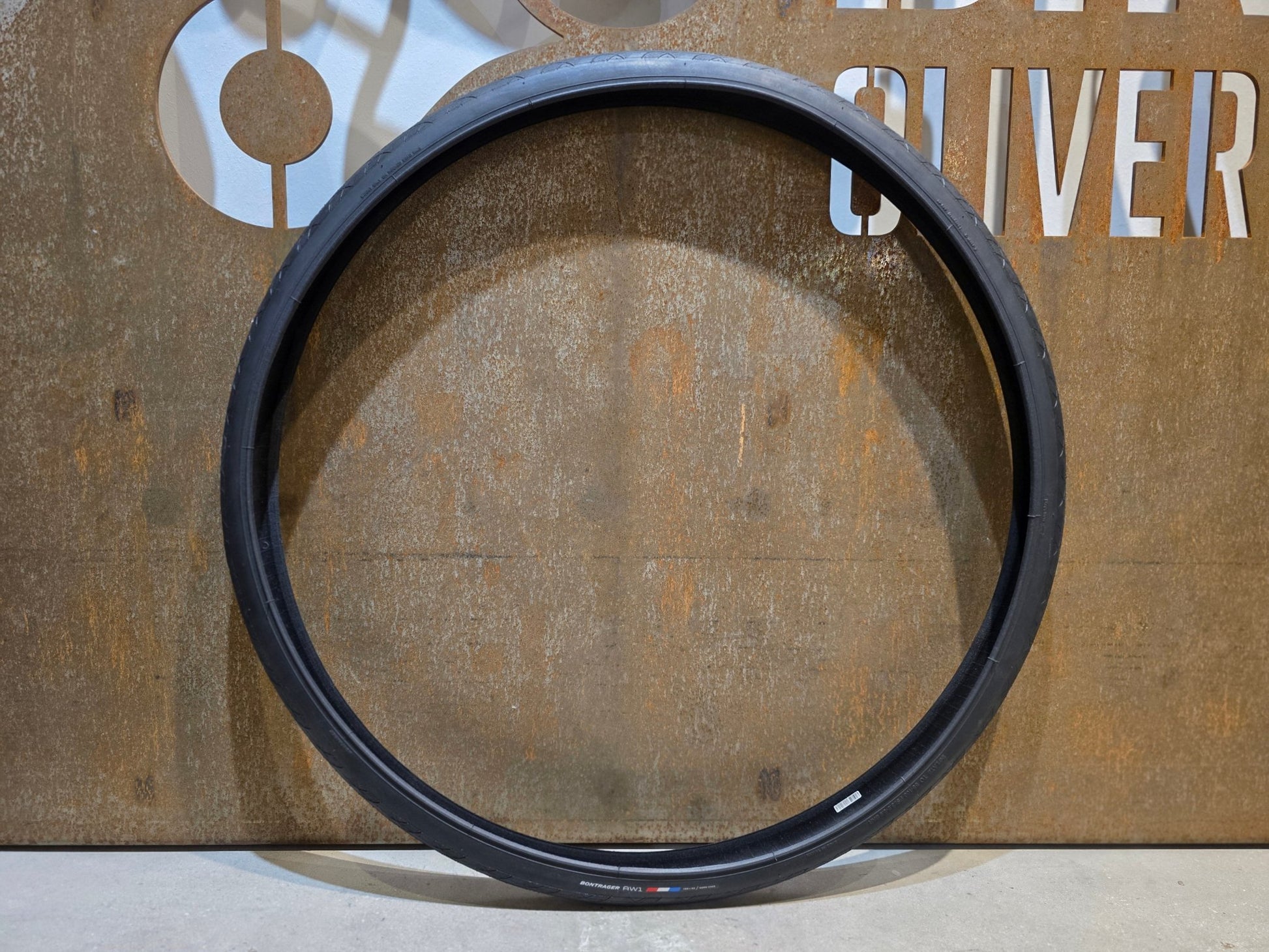 Reifen von Bontrager, BONTRAGER AW1 HARD - CASE RENNRADREIFEN 700C X 32MM vor USEDBIKES - OB.DE Hintergrund