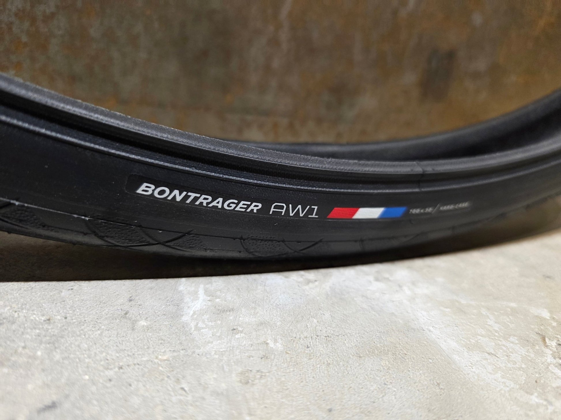 Reifen von Bontrager, BONTRAGER AW1 HARD - CASE RENNRADREIFEN 700C X 32MM vor USEDBIKES - OB.DE Hintergrund