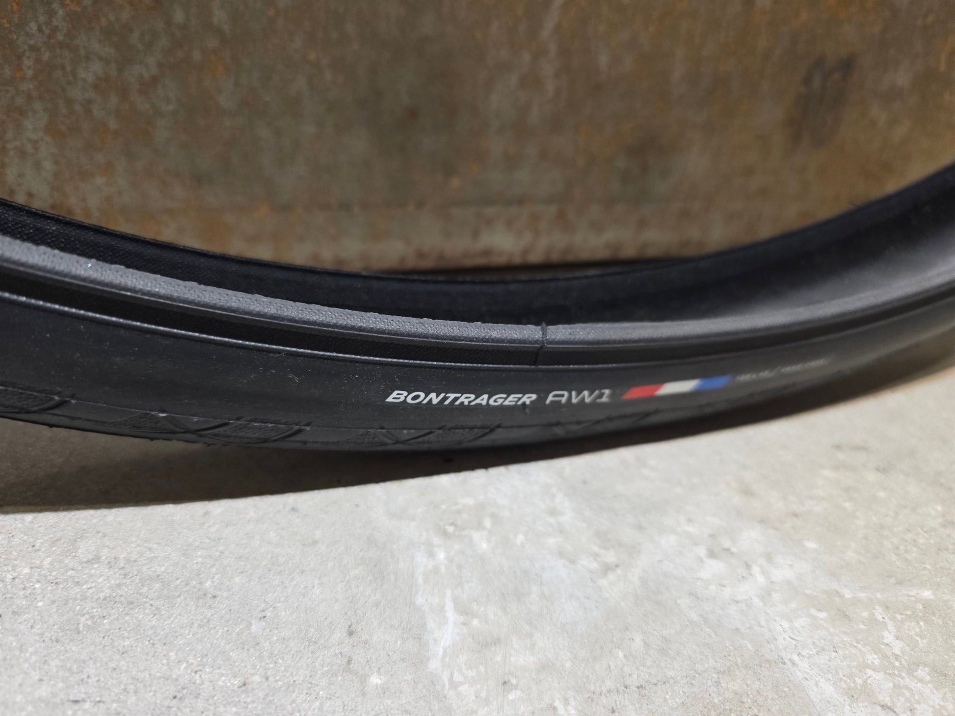 Reifen von Bontrager, BONTRAGER AW1 HARD - CASE RENNRADREIFEN 700C X 32MM vor USEDBIKES - OB.DE Hintergrund