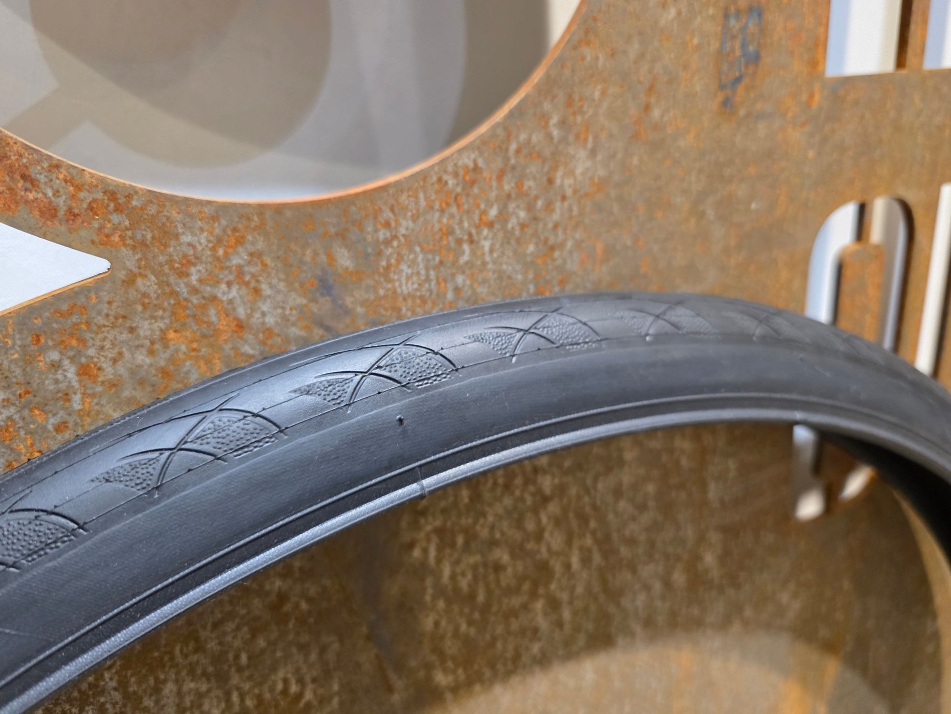 Reifen von Bontrager, BONTRAGER AW1 HARD - CASE RENNRADREIFEN 700C X 32MM vor USEDBIKES - OB.DE Hintergrund