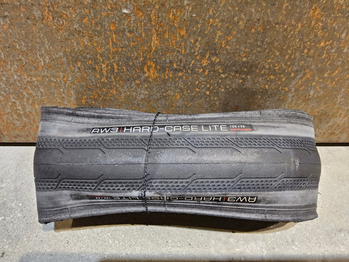 Reifen von Bontrager, BONTRAGER AW3 HARD - CAE LITE RENNRADREIFEN 700C X 28MM in variant_title vor USEDBIKES - OB.DE Hintergrund