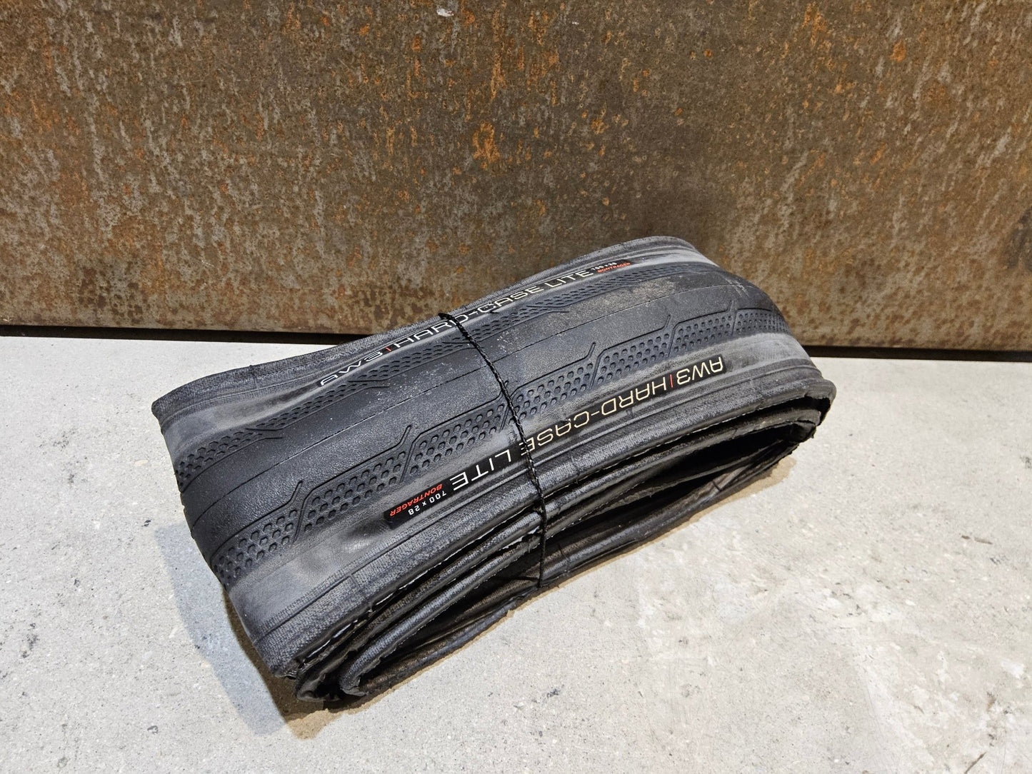 Reifen von Bontrager, BONTRAGER AW3 HARD - CAE LITE RENNRADREIFEN 700C X 28MM in variant_title vor USEDBIKES - OB.DE Hintergrund
