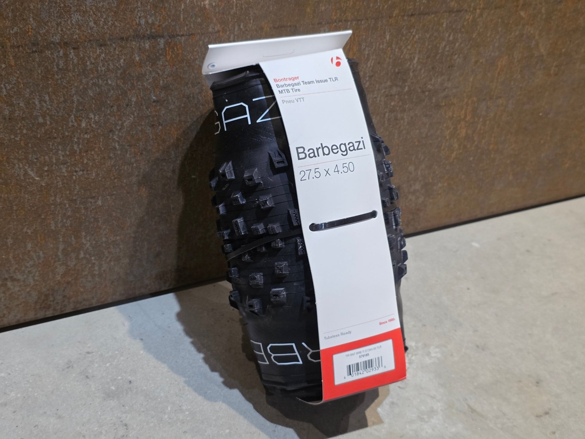 Reifen von Bontrager, BONTRAGER BARBEGAZI FATBIKE REIFEN 27.5X4.5 vor USEDBIKES - OB.DE Hintergrund
