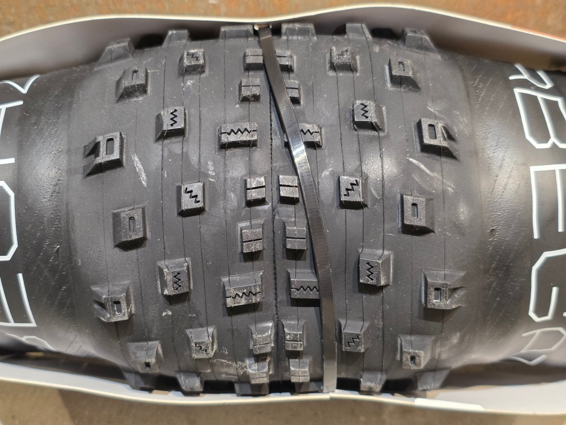 Reifen von Bontrager, BONTRAGER BARBEGAZI FATBIKE REIFEN 27.5X4.5 vor USEDBIKES - OB.DE Hintergrund