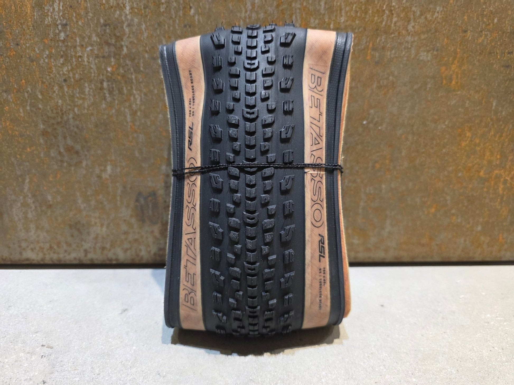 Reifen von Bontrager, BONTRAGER BETASSO RSL GX TLR GRAVELREIFEN 700C X 45MM in variant_title vor USEDBIKES - OB.DE Hintergrund