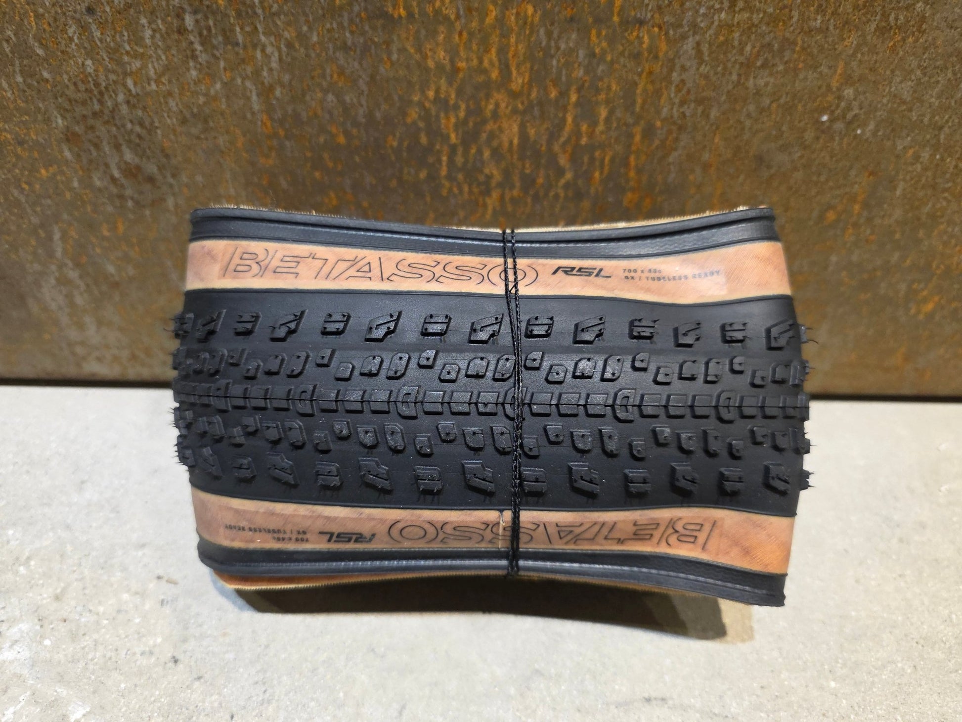 Reifen von Bontrager, BONTRAGER BETASSO RSL GX TLR GRAVELREIFEN 700C X 45MM in variant_title vor USEDBIKES - OB.DE Hintergrund