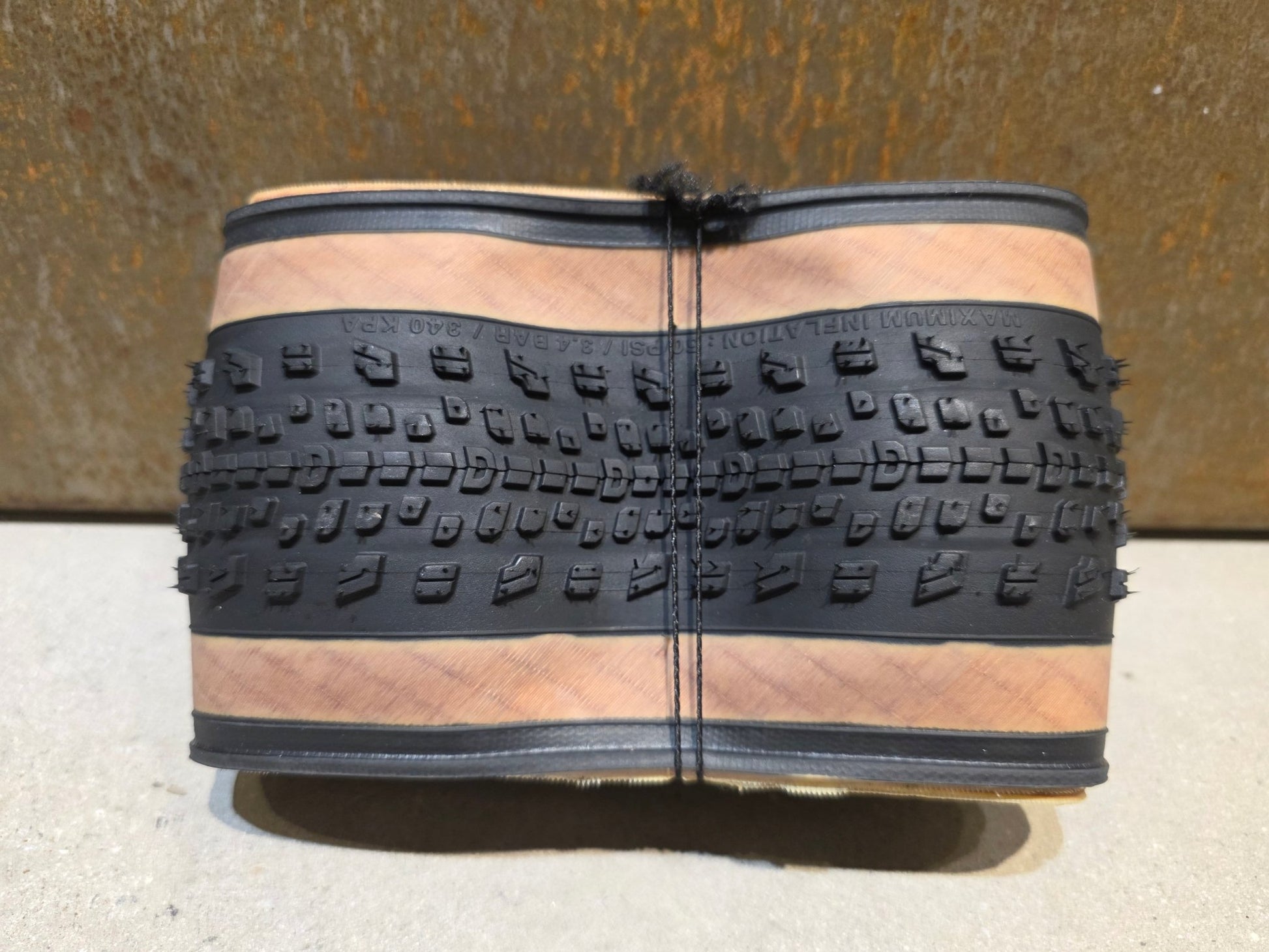 Reifen von Bontrager, BONTRAGER BETASSO RSL GX TLR GRAVELREIFEN 700C X 45MM in variant_title vor USEDBIKES - OB.DE Hintergrund