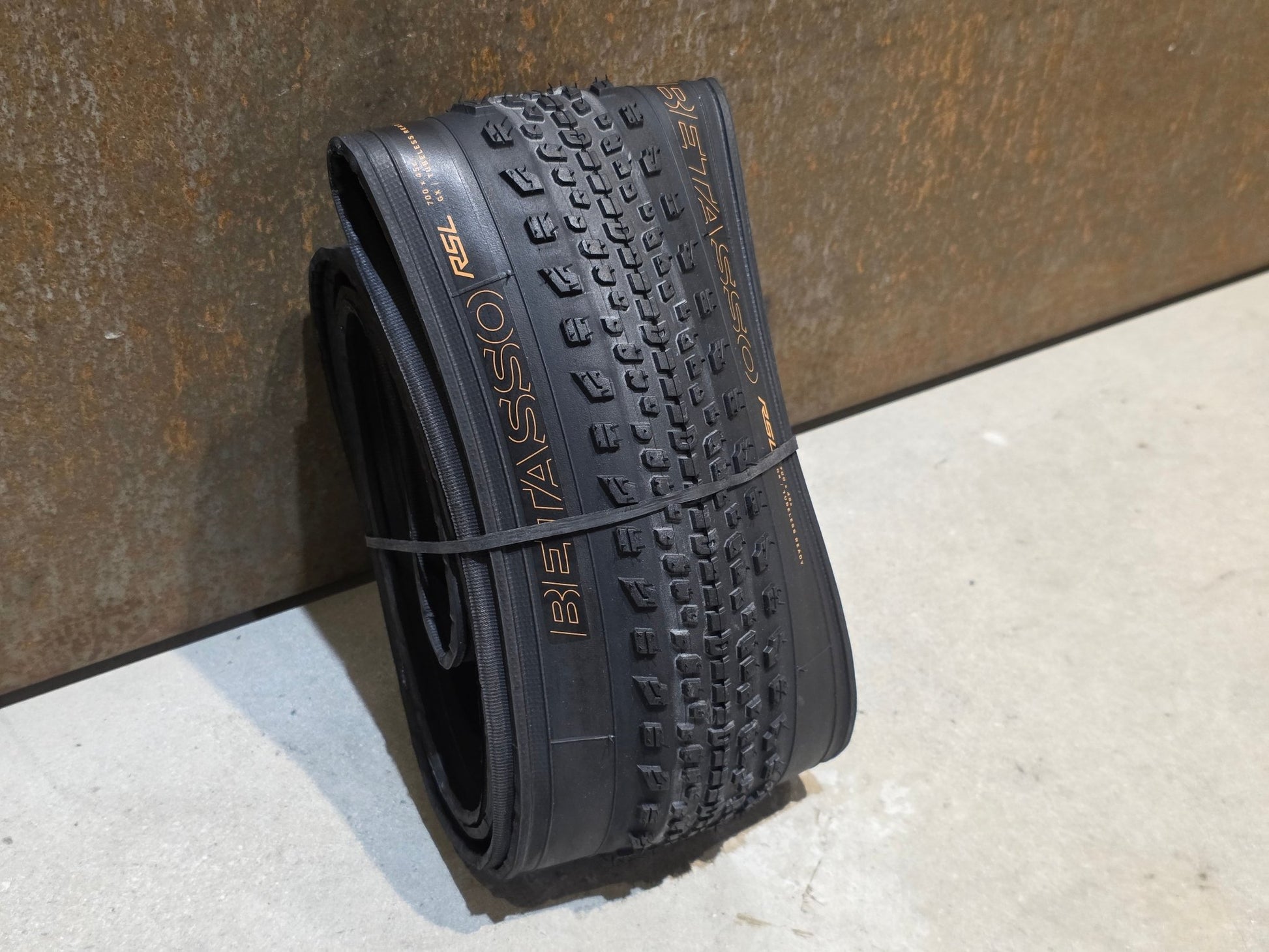 Reifen von Bontrager, BONTRAGER BETASSO RSL GX TLR GRAVELREIFEN 700C X 45MM vor USEDBIKES - OB.DE Hintergrund