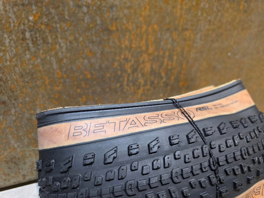 Reifen von Bontrager, BONTRAGER BETASSO RSL GX TLR GRAVELREIFEN 700C X 45MM in variant_title vor USEDBIKES - OB.DE Hintergrund