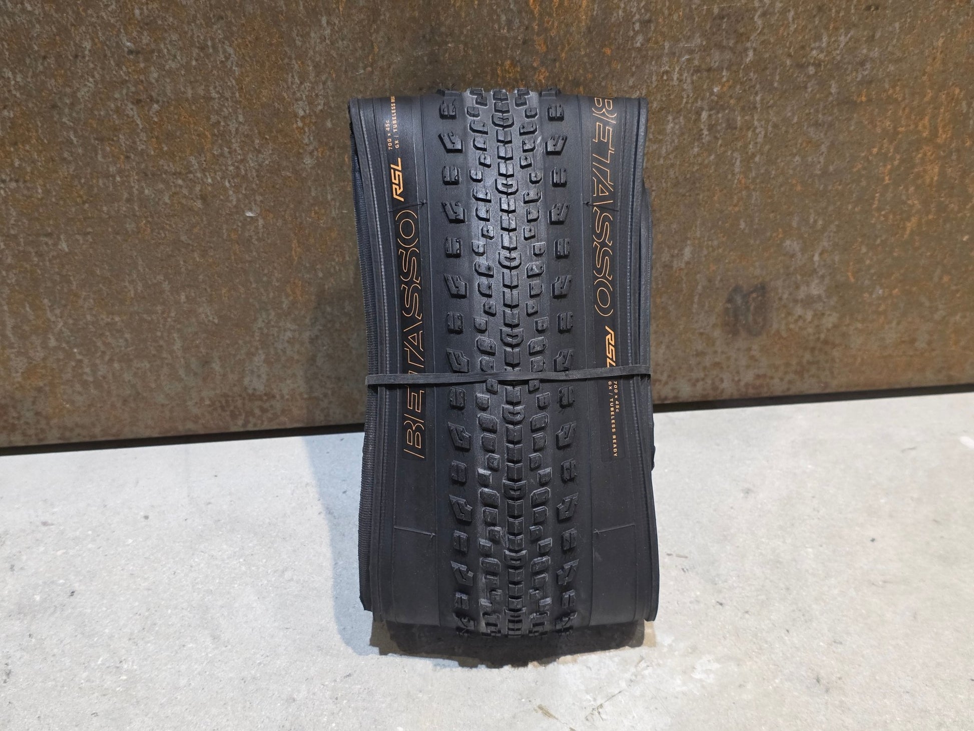 Reifen von Bontrager, BONTRAGER BETASSO RSL GX TLR GRAVELREIFEN 700C X 45MM vor USEDBIKES - OB.DE Hintergrund