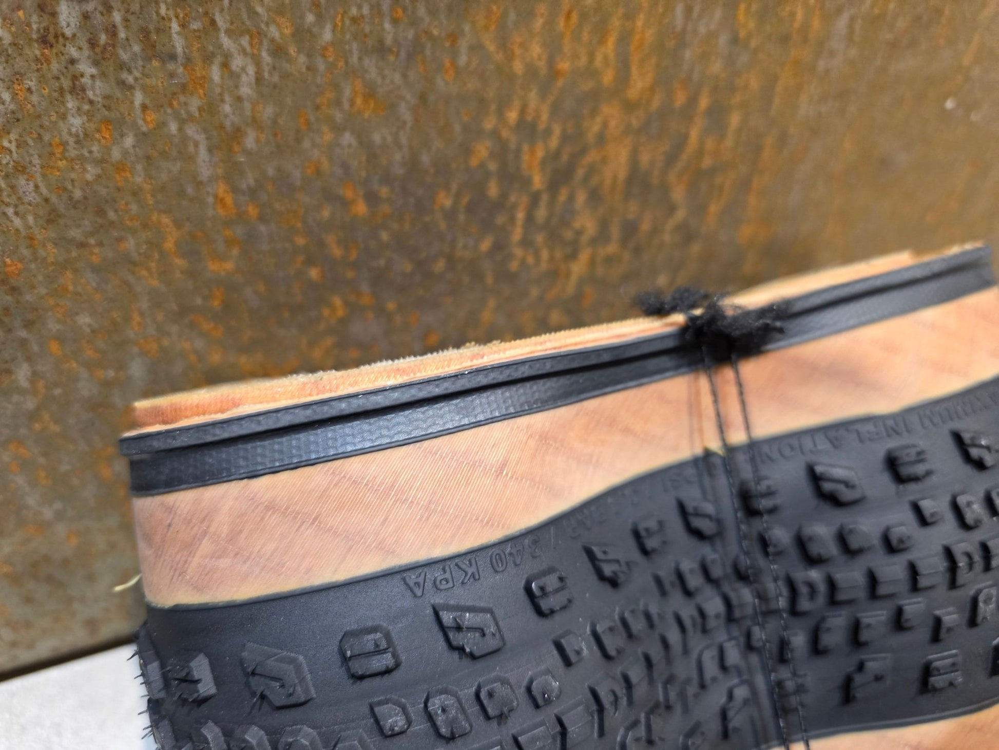 Reifen von Bontrager, BONTRAGER BETASSO RSL GX TLR GRAVELREIFEN 700C X 45MM in variant_title vor USEDBIKES - OB.DE Hintergrund