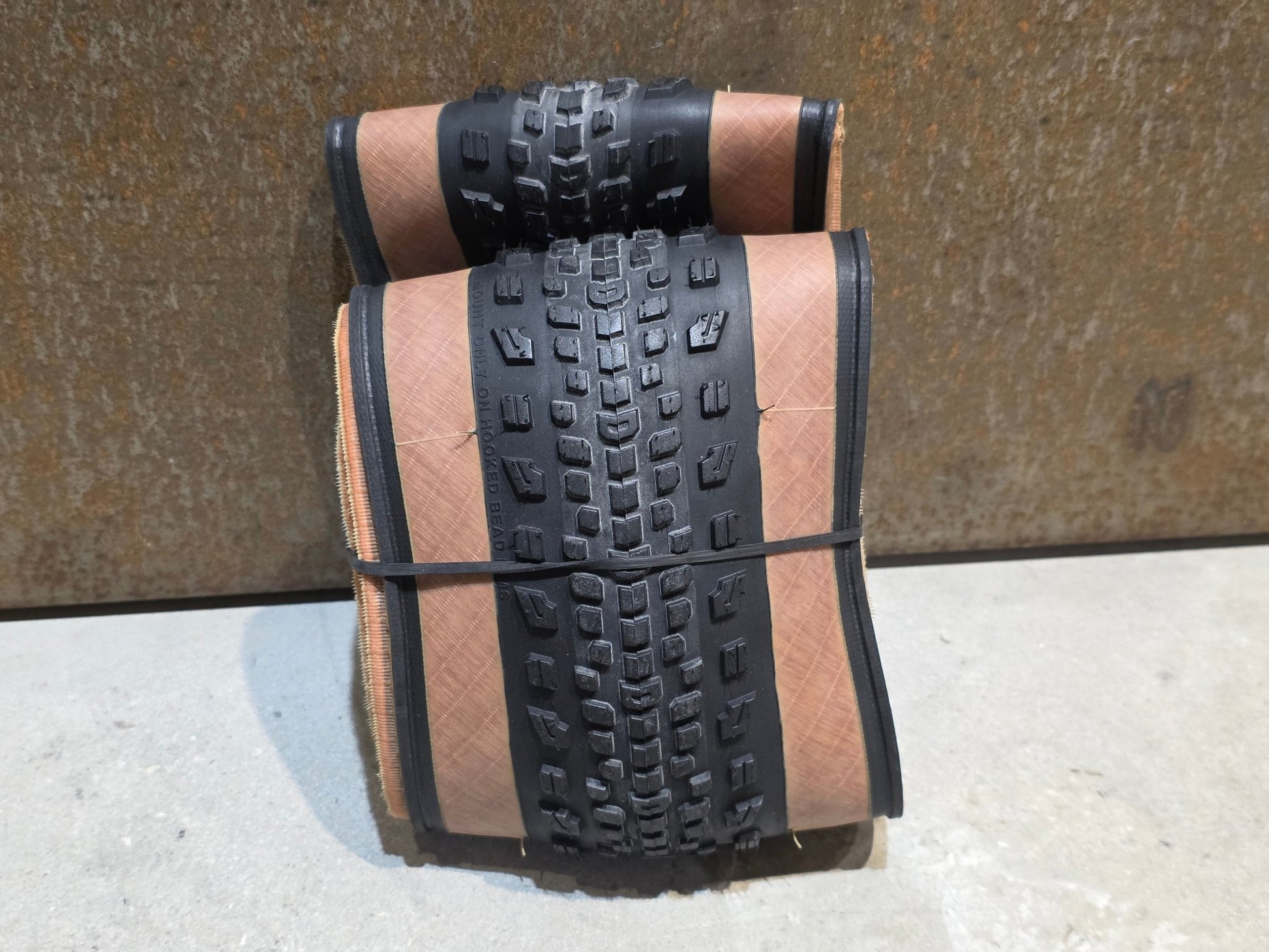 Reifen von Bontrager, BONTRAGER BETASSO RSL GX TLR GRAVELREIFEN / TANWALL / 700C X 55MM vor USEDBIKES - OB.DE Hintergrund