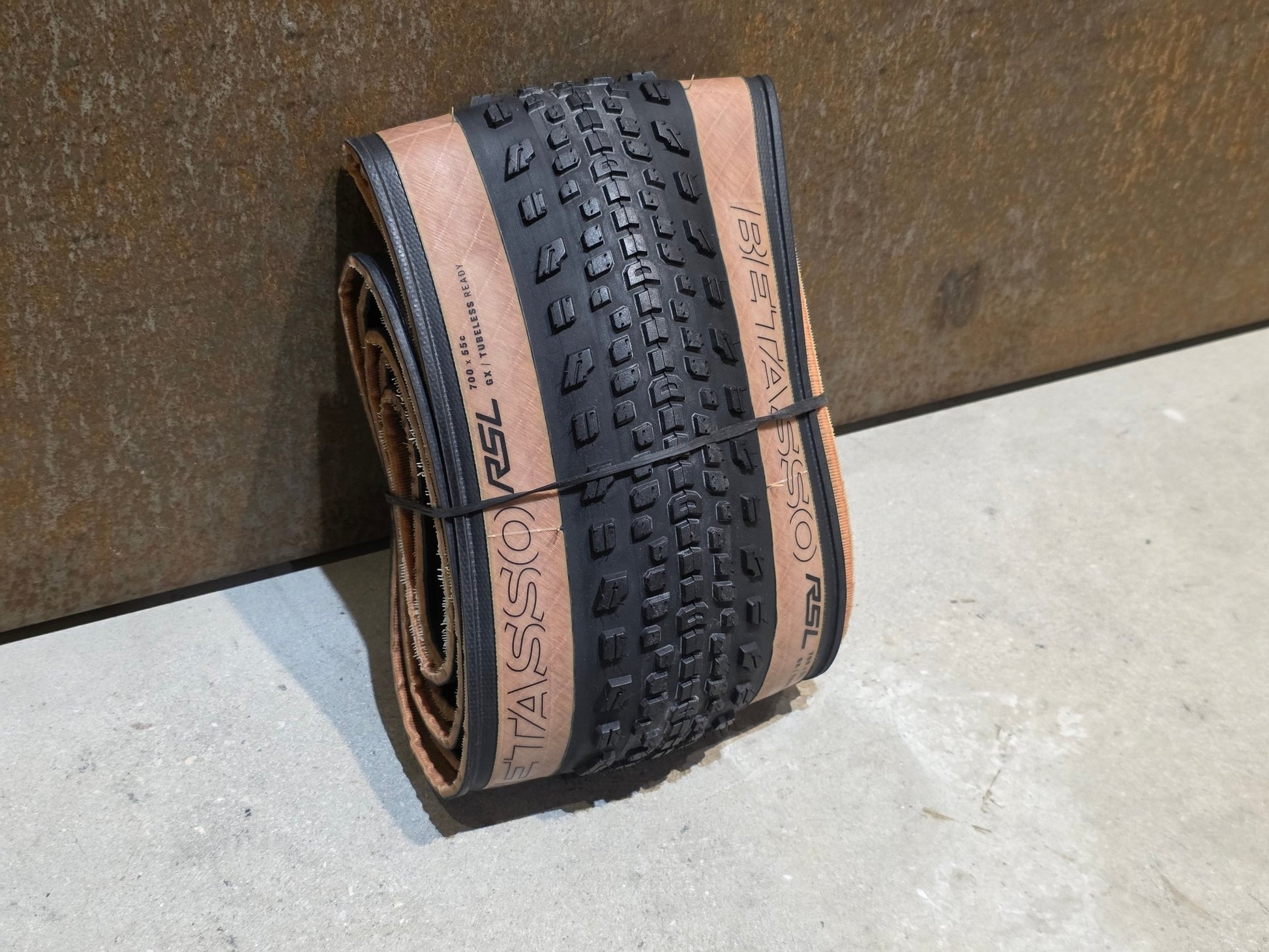 Reifen von Bontrager, BONTRAGER BETASSO RSL GX TLR GRAVELREIFEN / TANWALL / 700C X 55MM vor USEDBIKES - OB.DE Hintergrund